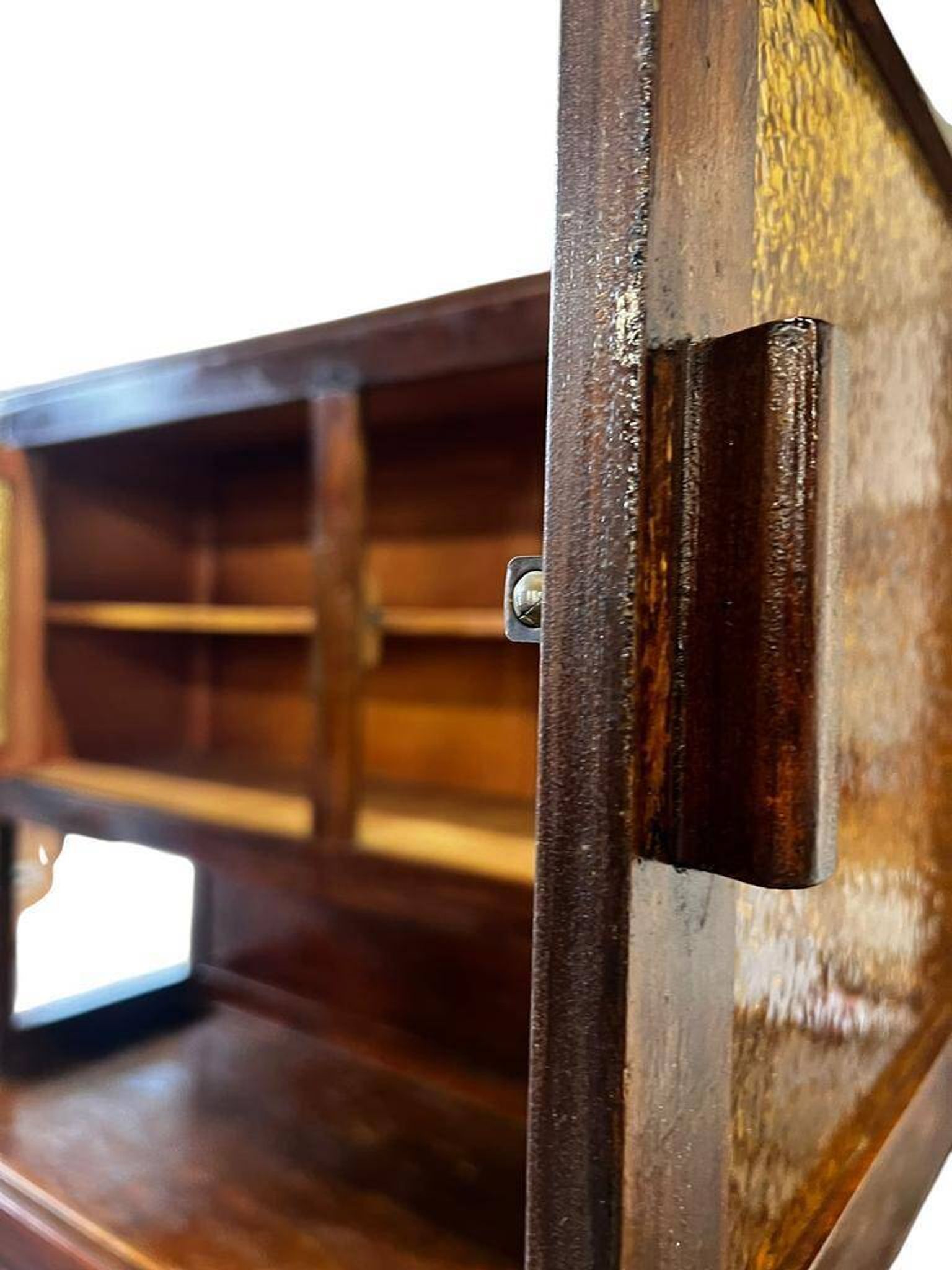 Vitrine vintage en bois avec verre jaune