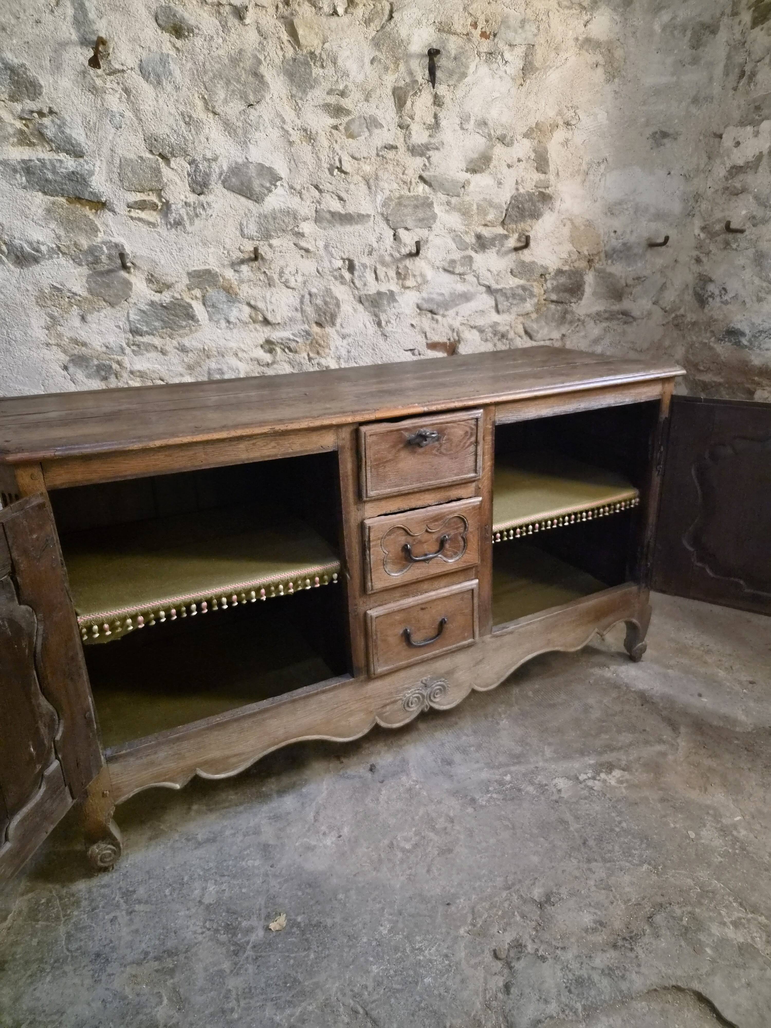 Grand oak buffet from the 18th century, Auvergne