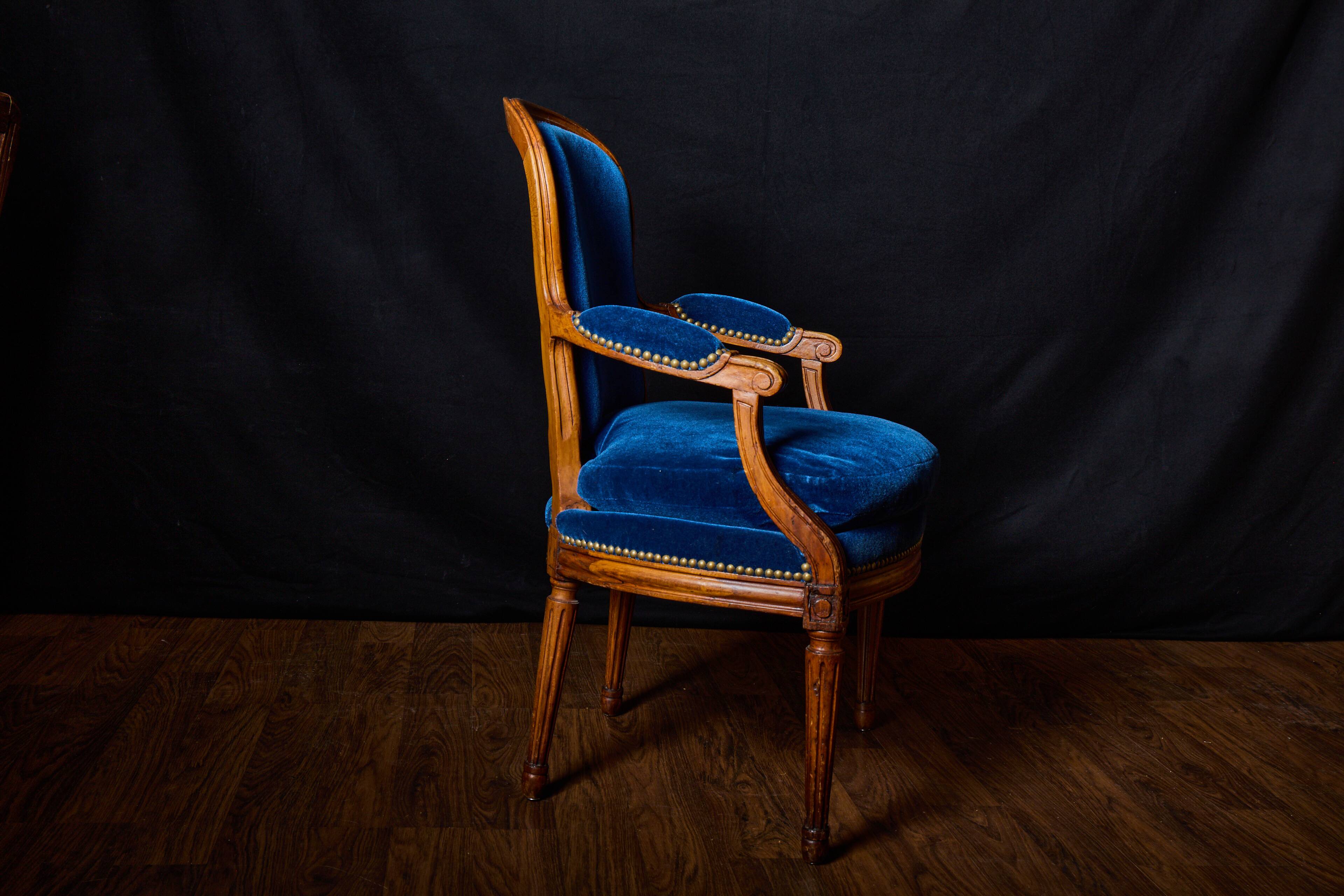 Paire de fauteuils de style Louis XVI rénovés en velours bleu