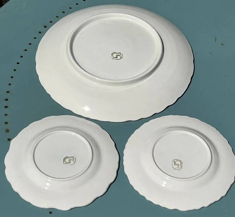 Plat à tarte et deux assiettes à dessert en barbotine de Sarreguemines