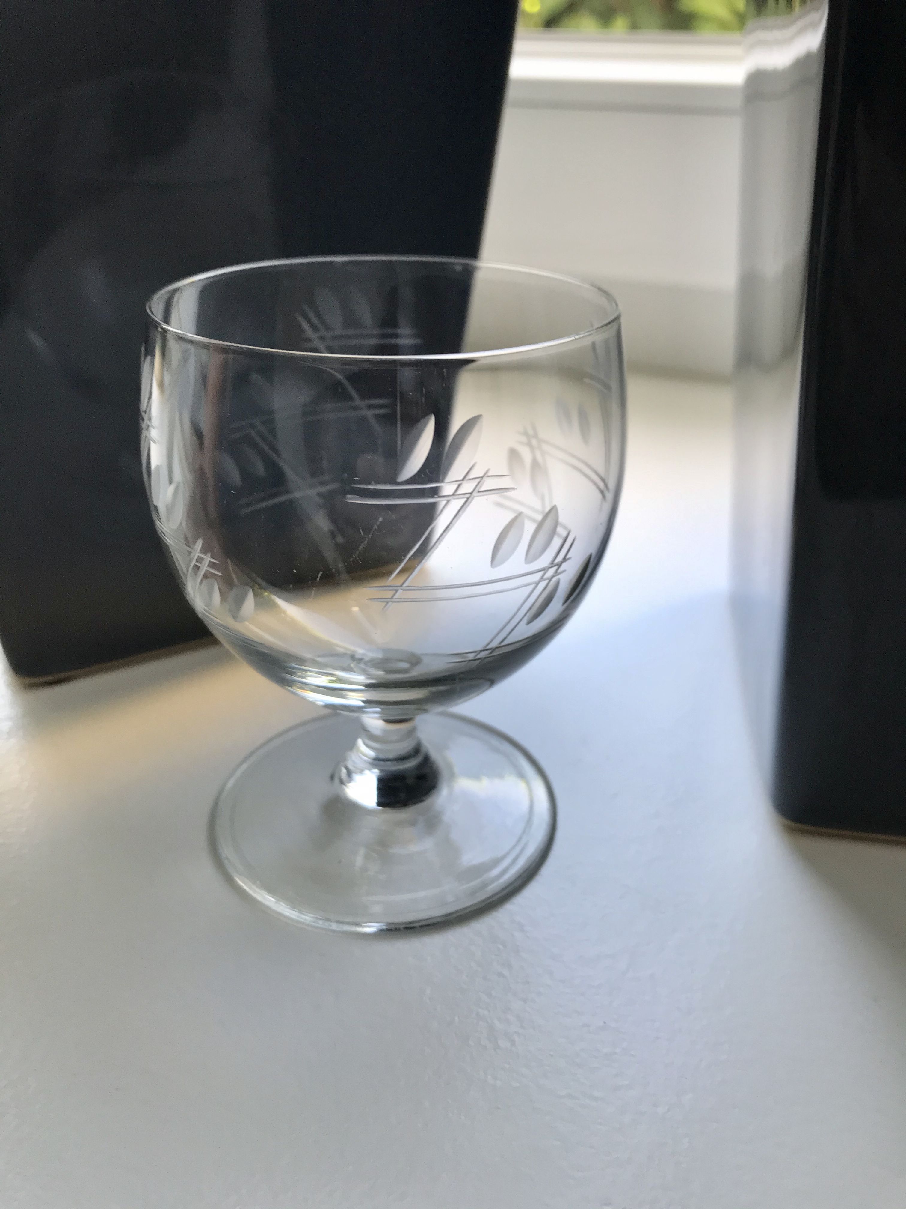 Set of 4 round crystal wine glasses engraved 50s