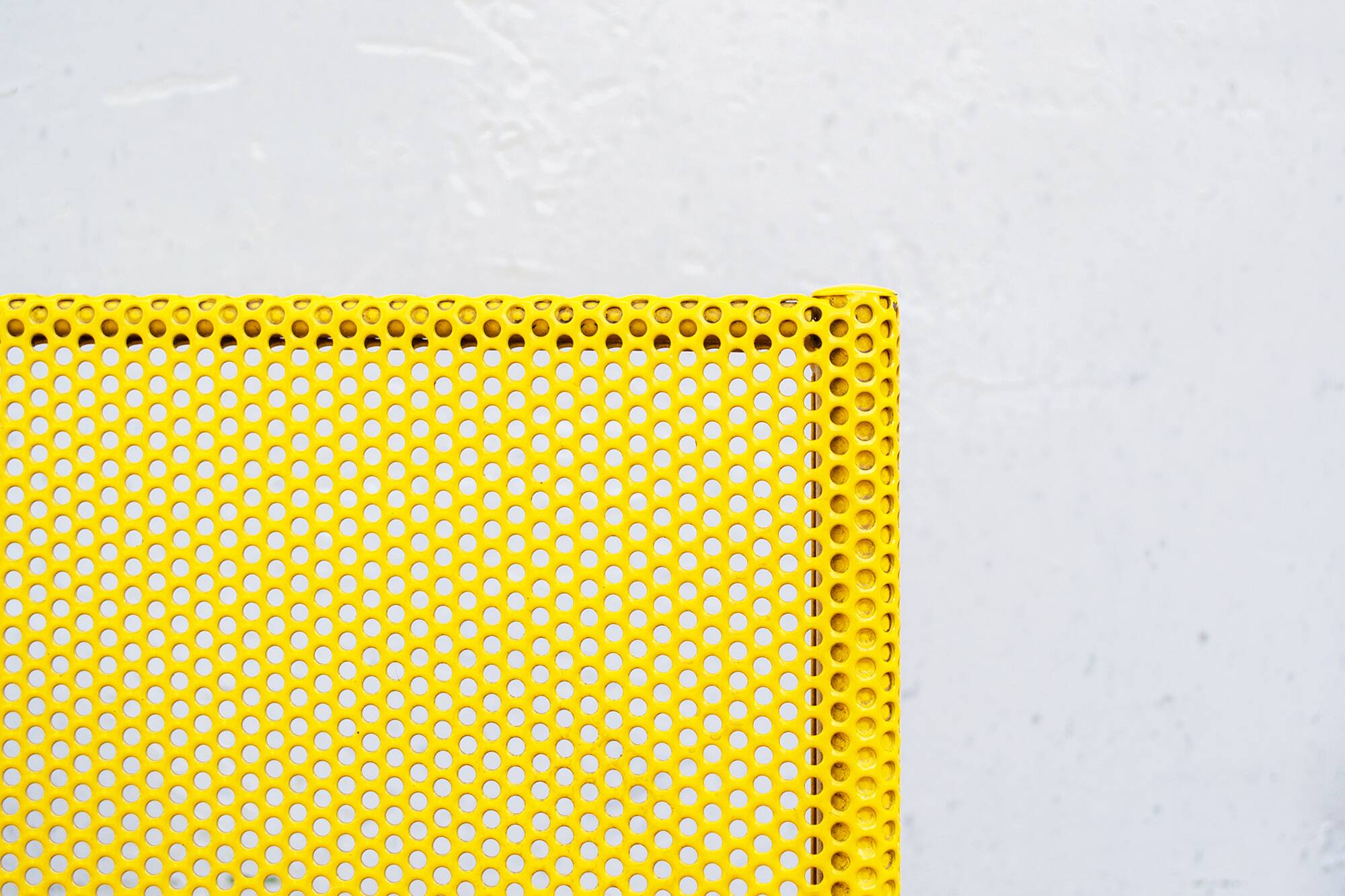 Chaises italiennes jaunes en métal perforé par Flyline, années 1970, lot de 4