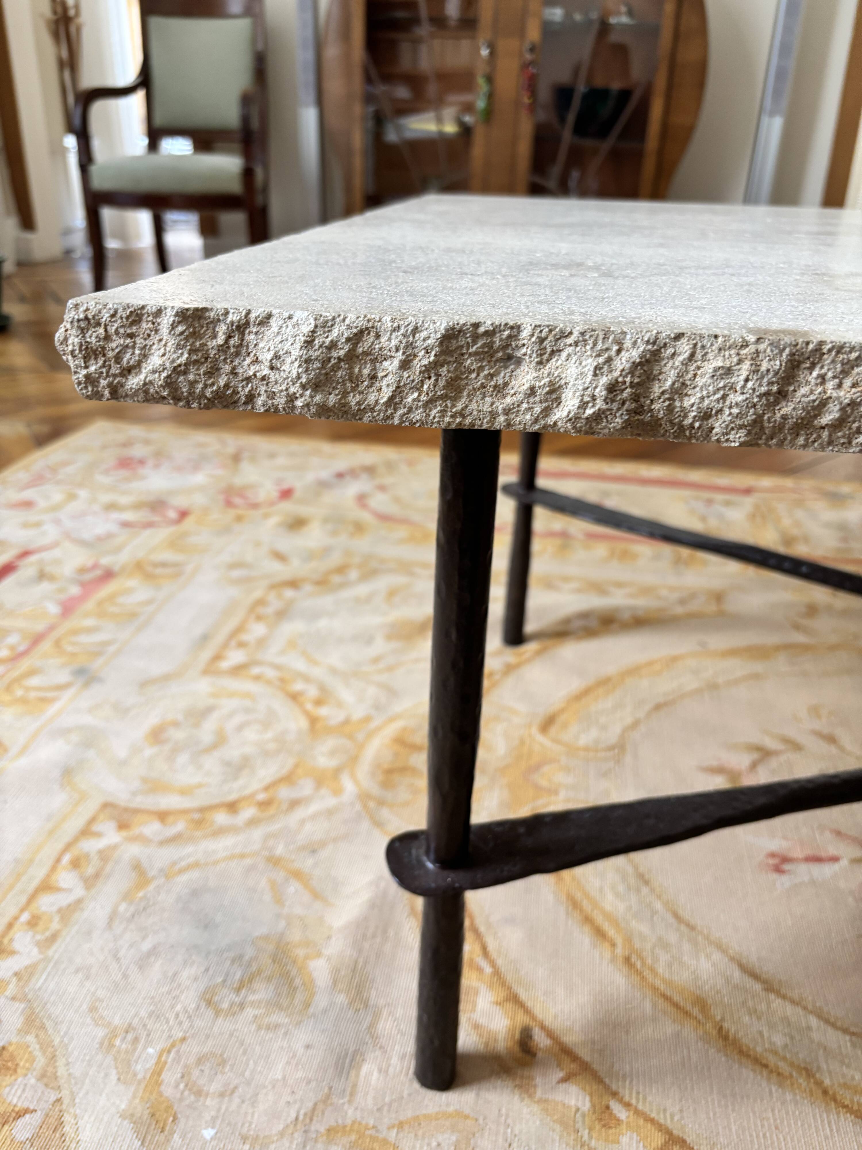 Table basse en travertin et piétement en fer forgé