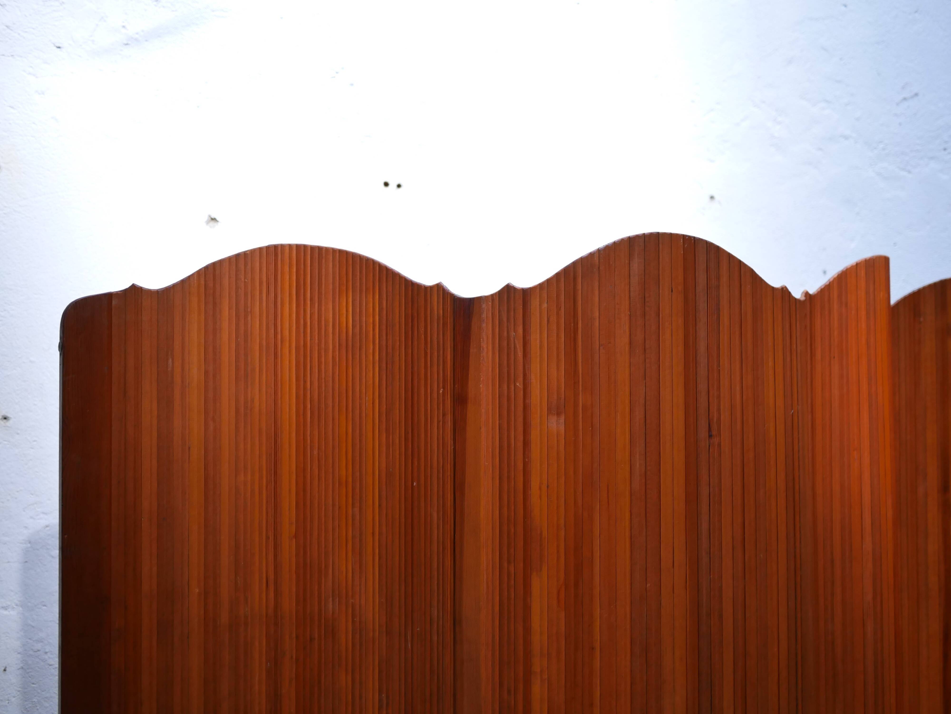 Vintage wooden screen published by snsa