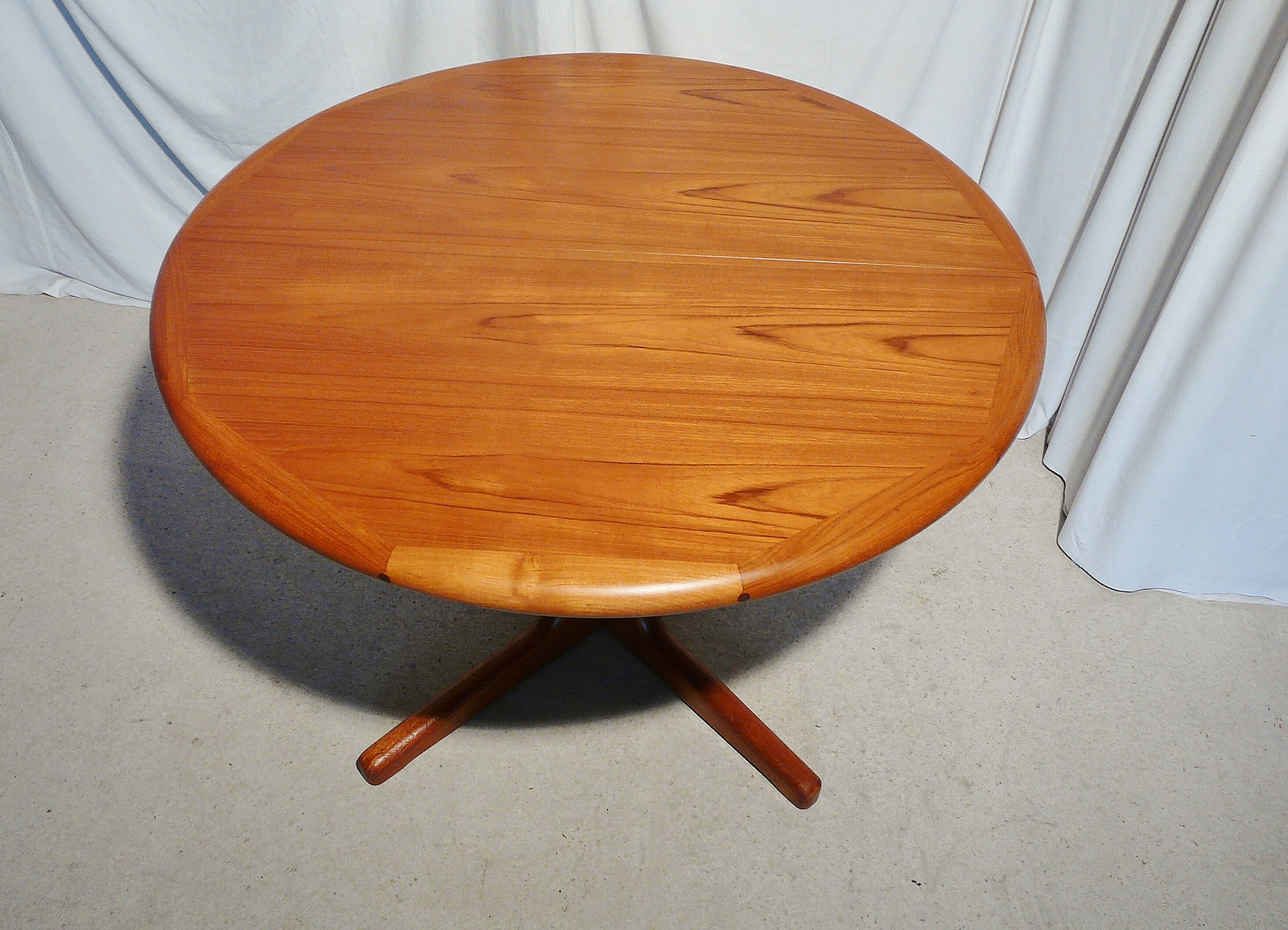 Scandinavian extendable table in teak Laurits M Larsen
