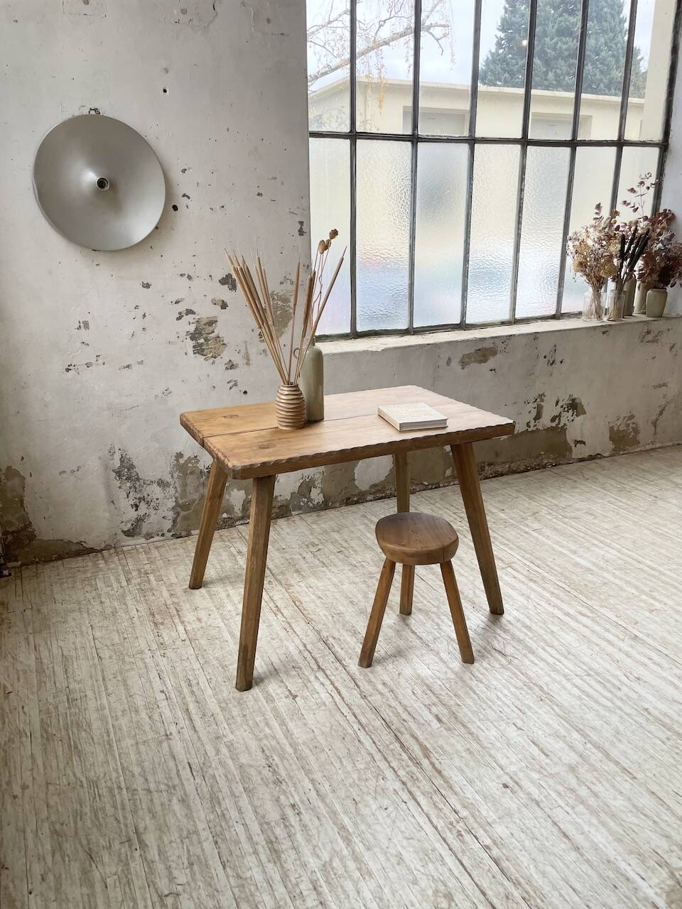 Table brutaliste savoyarde en chêne