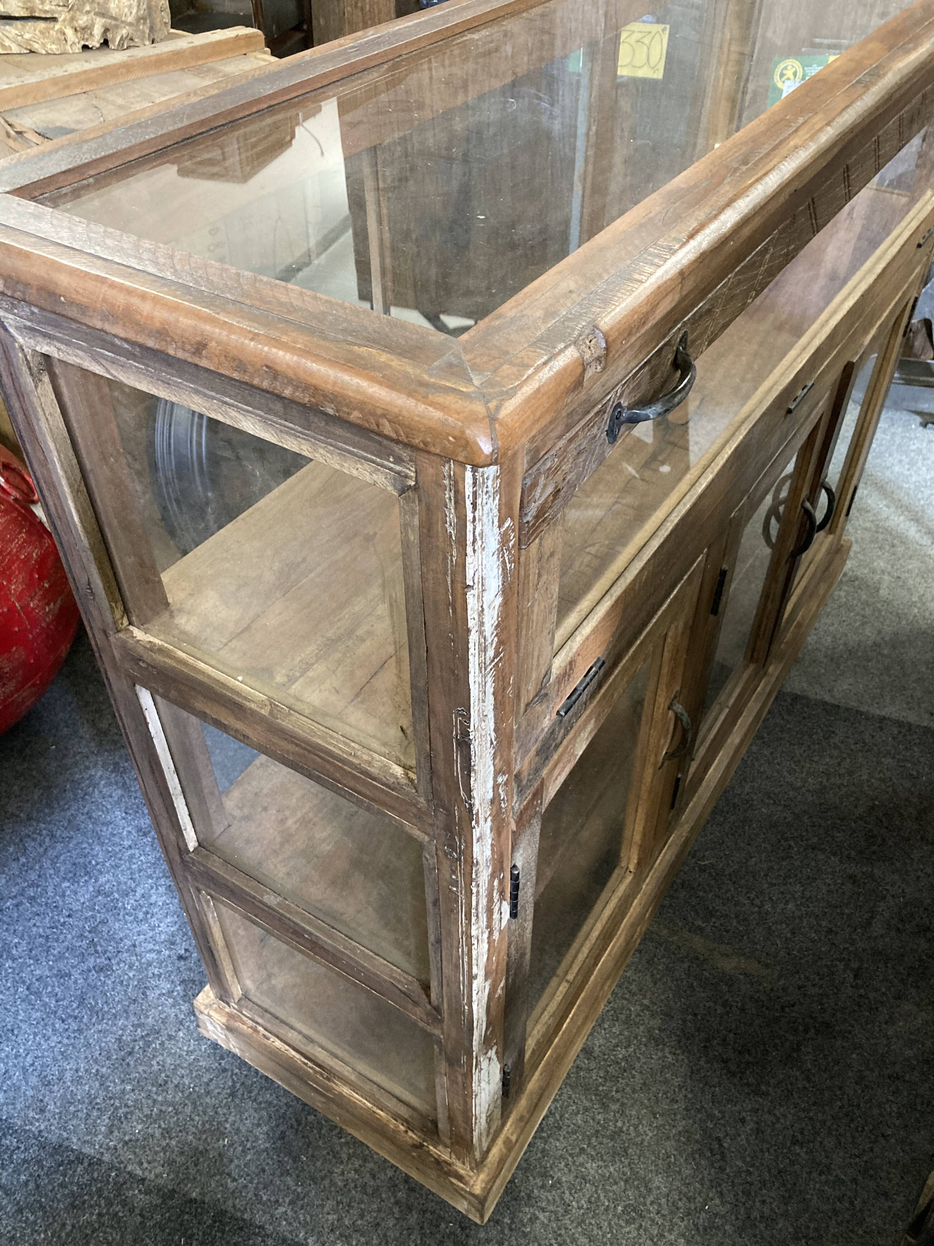 Vitrine comptoir bois exotique