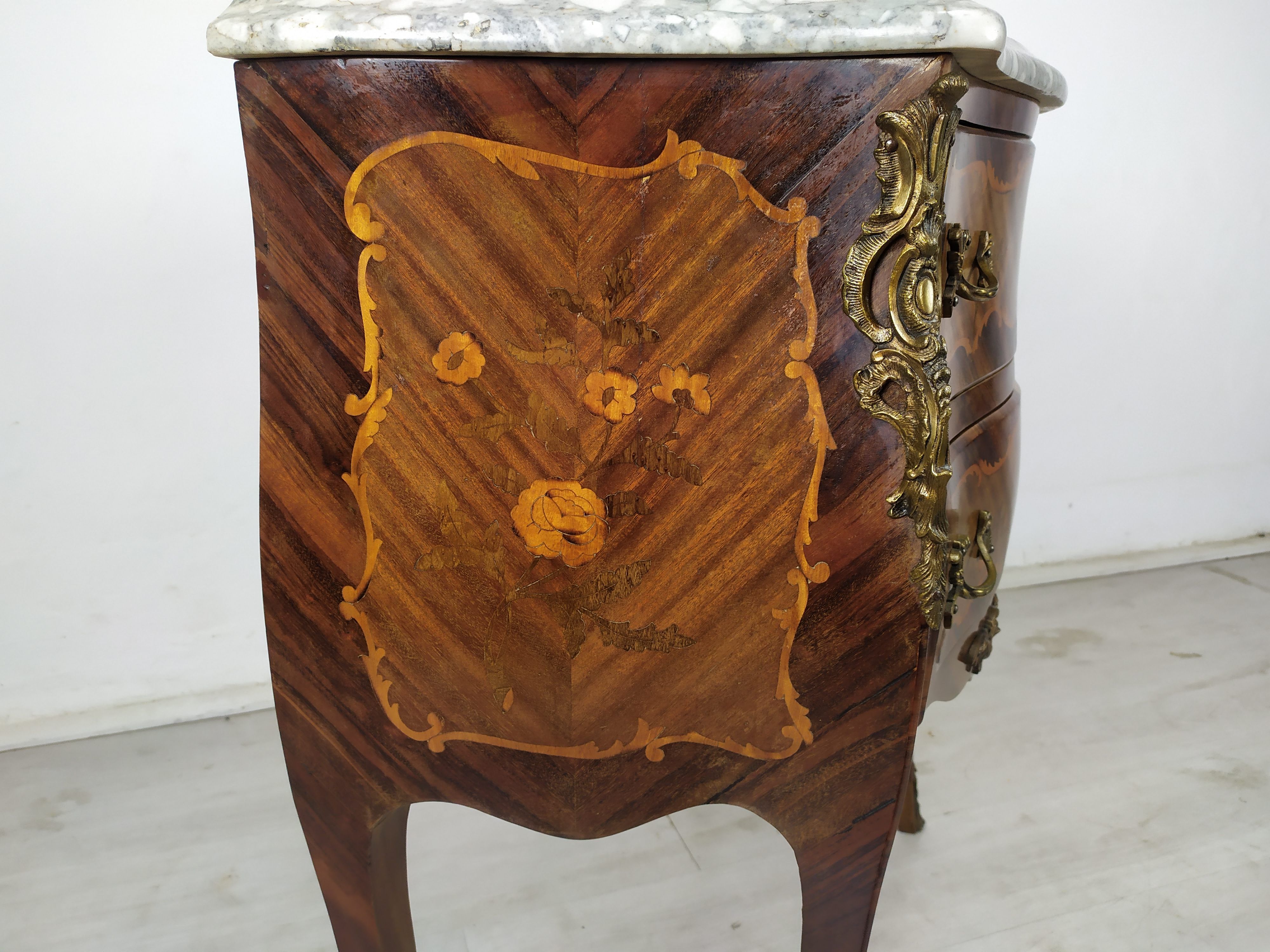 Louis XV curved jumping chest of drawers