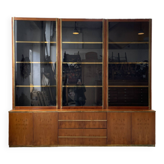 Mahey bookcase in elm and XXL brass