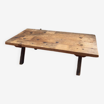 Table basse brutaliste en bois