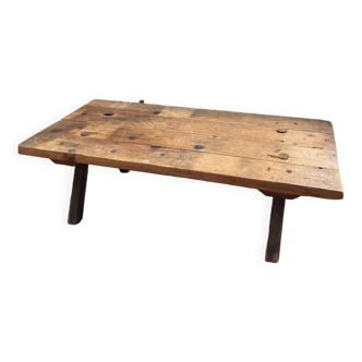 Table basse brutaliste en bois