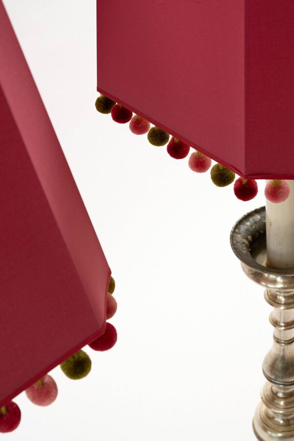 Paire de lampadaire en métal avec abat-jours de couleur rose