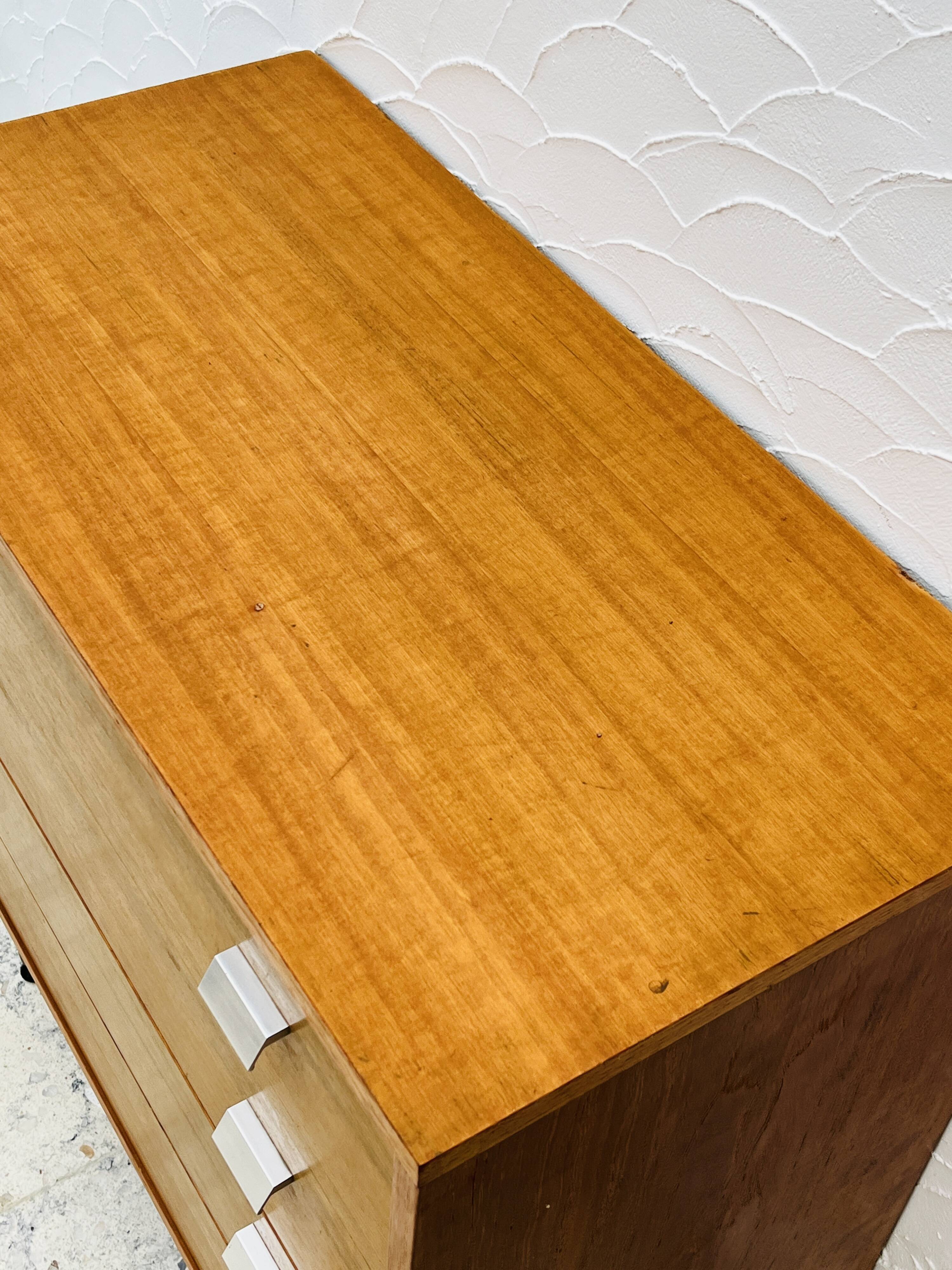 Vintage teak chest of drawers with 4 drawers from the 1960s in G-Plan style.