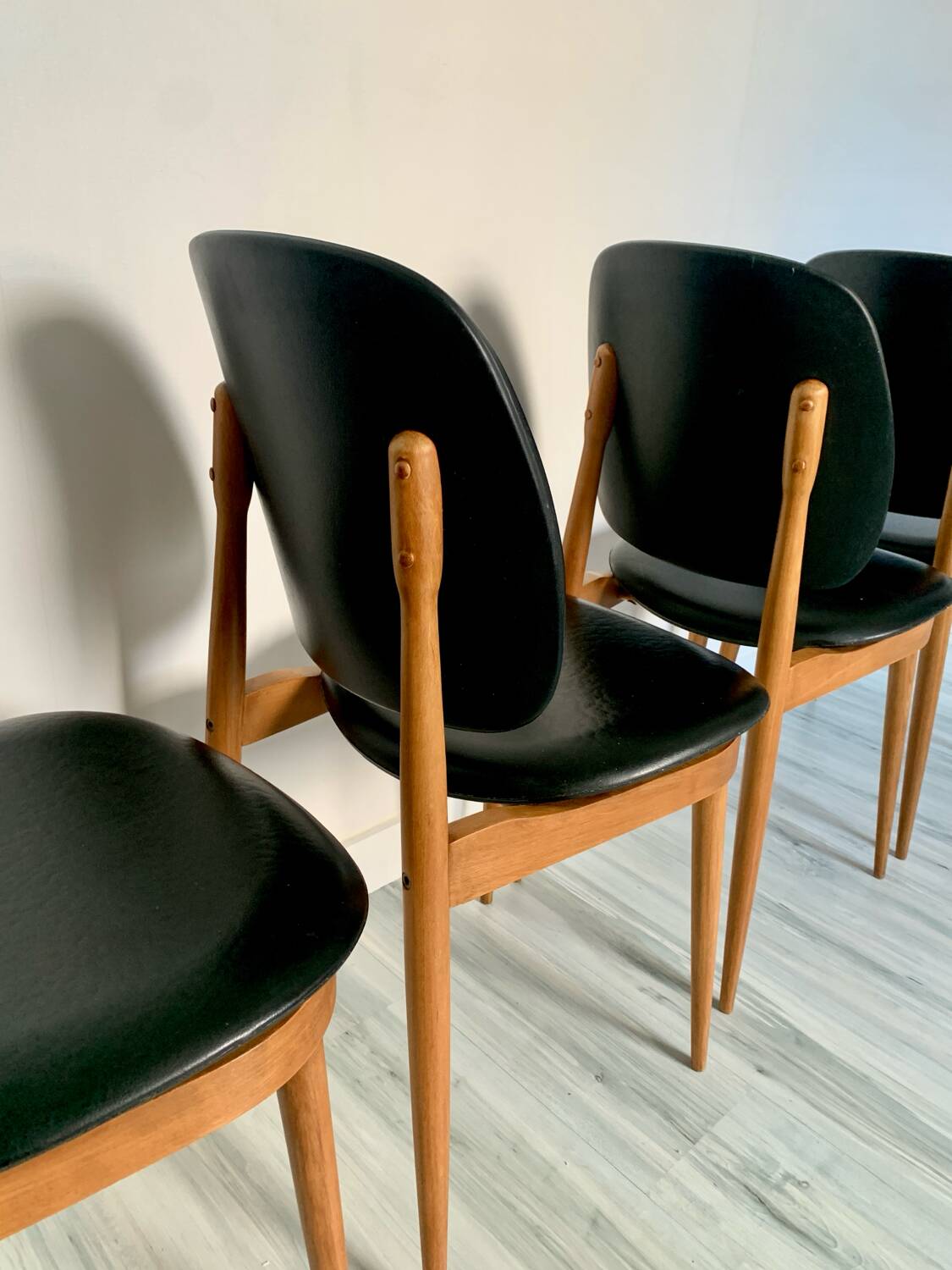 Lot de 4 chaises vintage "Pégase" – design Baumann, bois clair & skaï