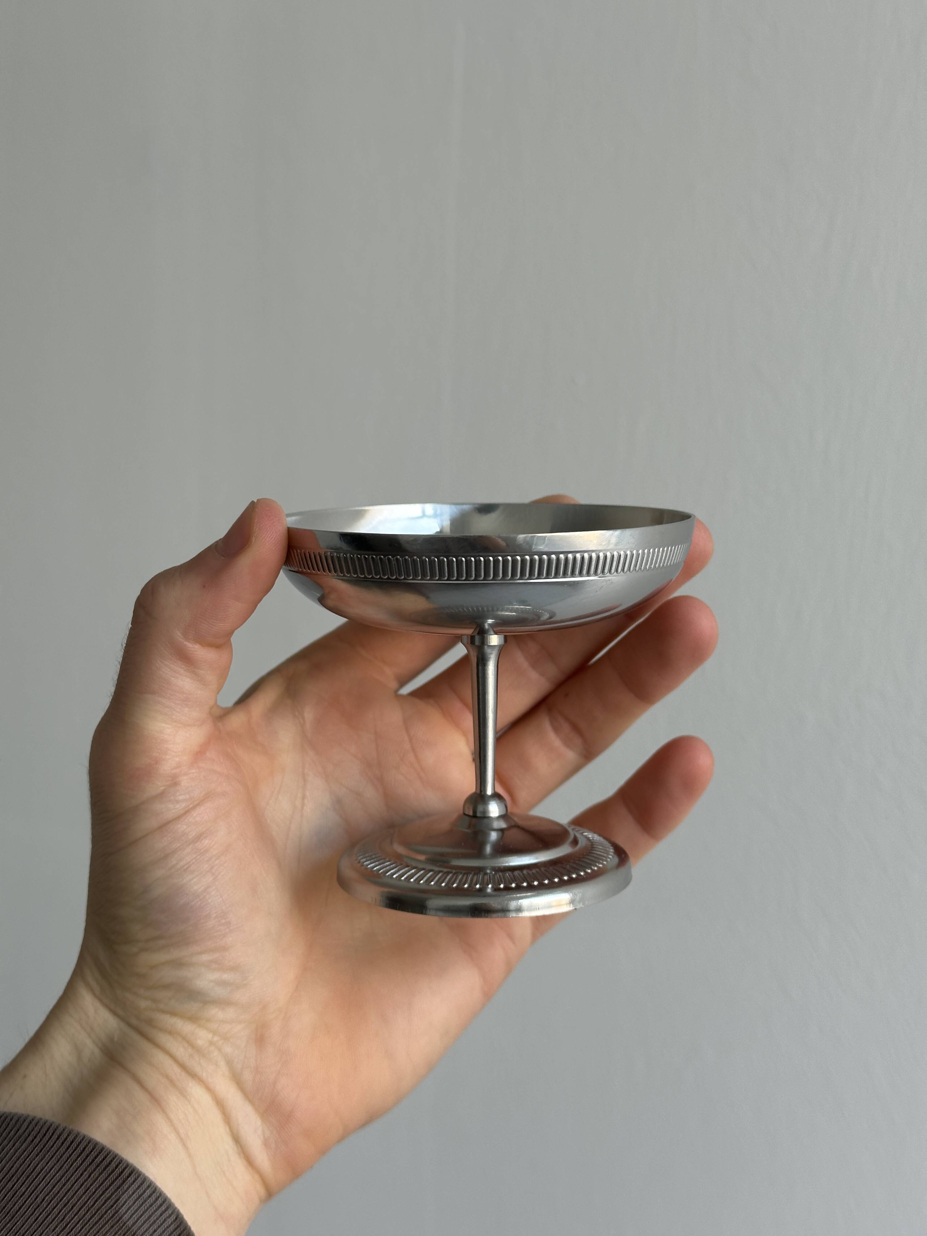 8 coupelles sur pied en inox