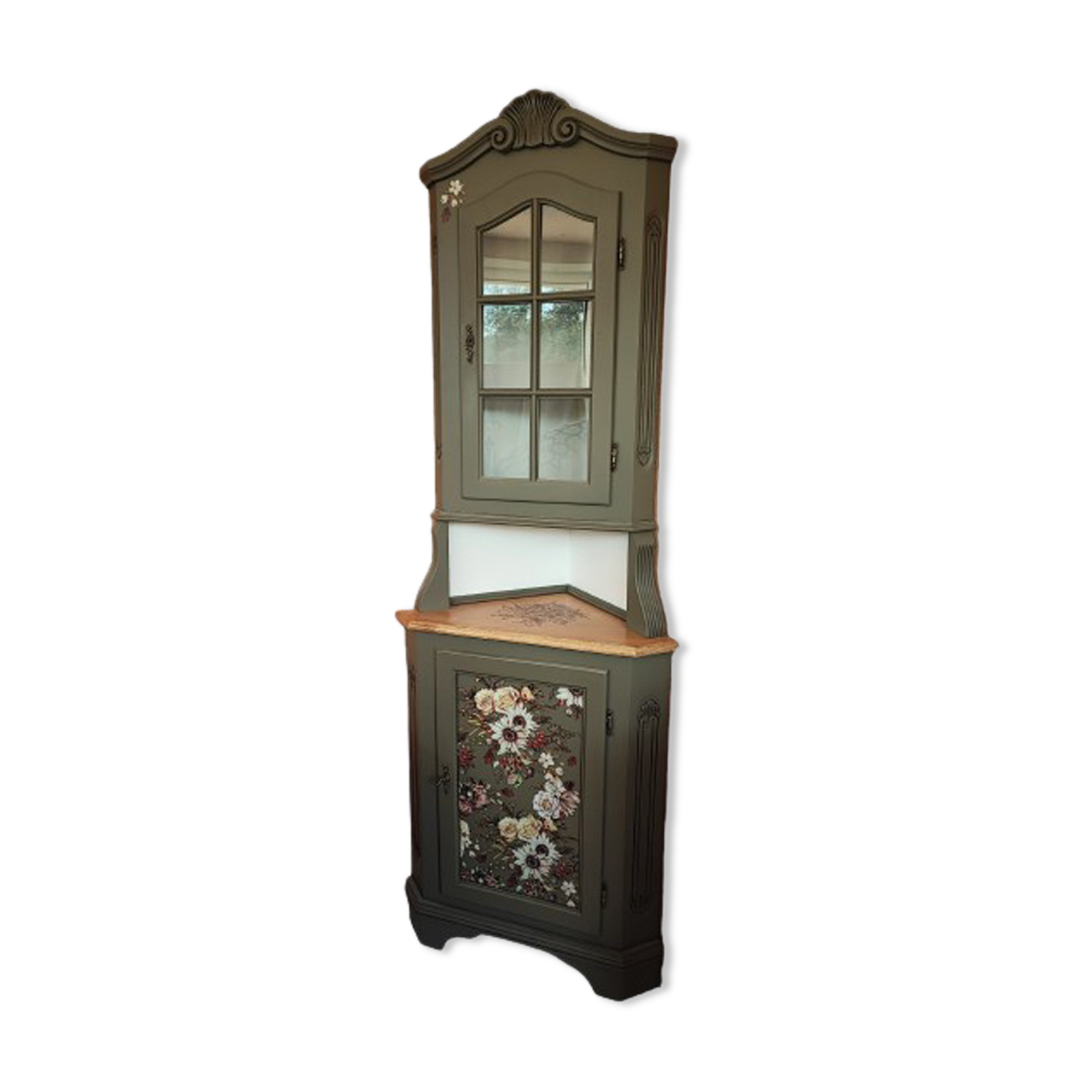 Corner cabinet