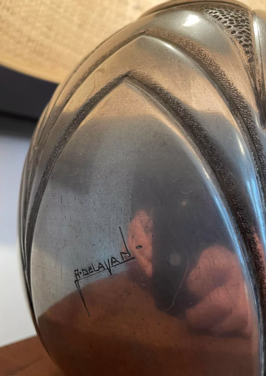 Lampe vintage en dinanderie René Delavan, étain et raphia