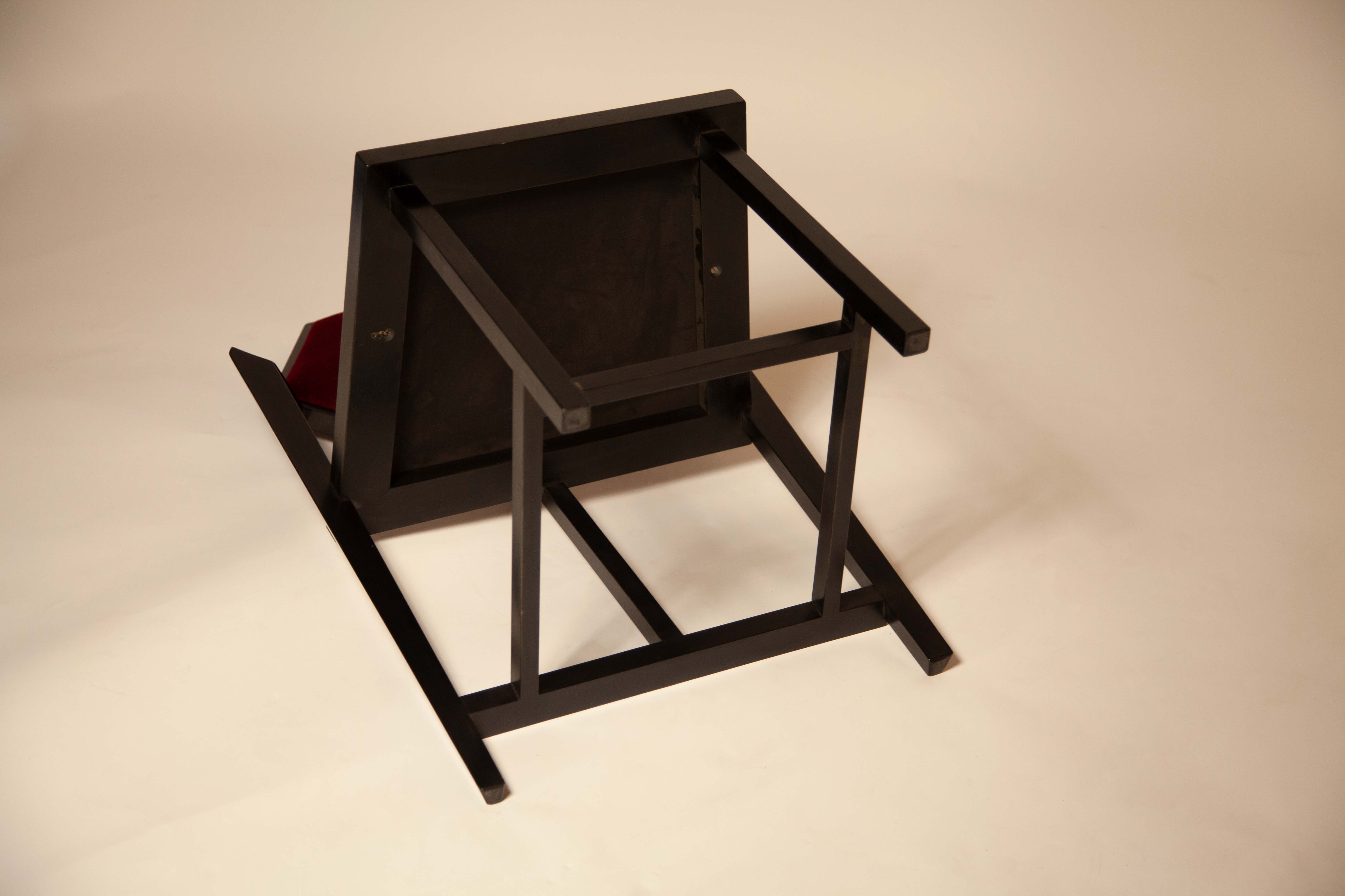 Lot 4 chaises par Frank Lloyd Wright années 80