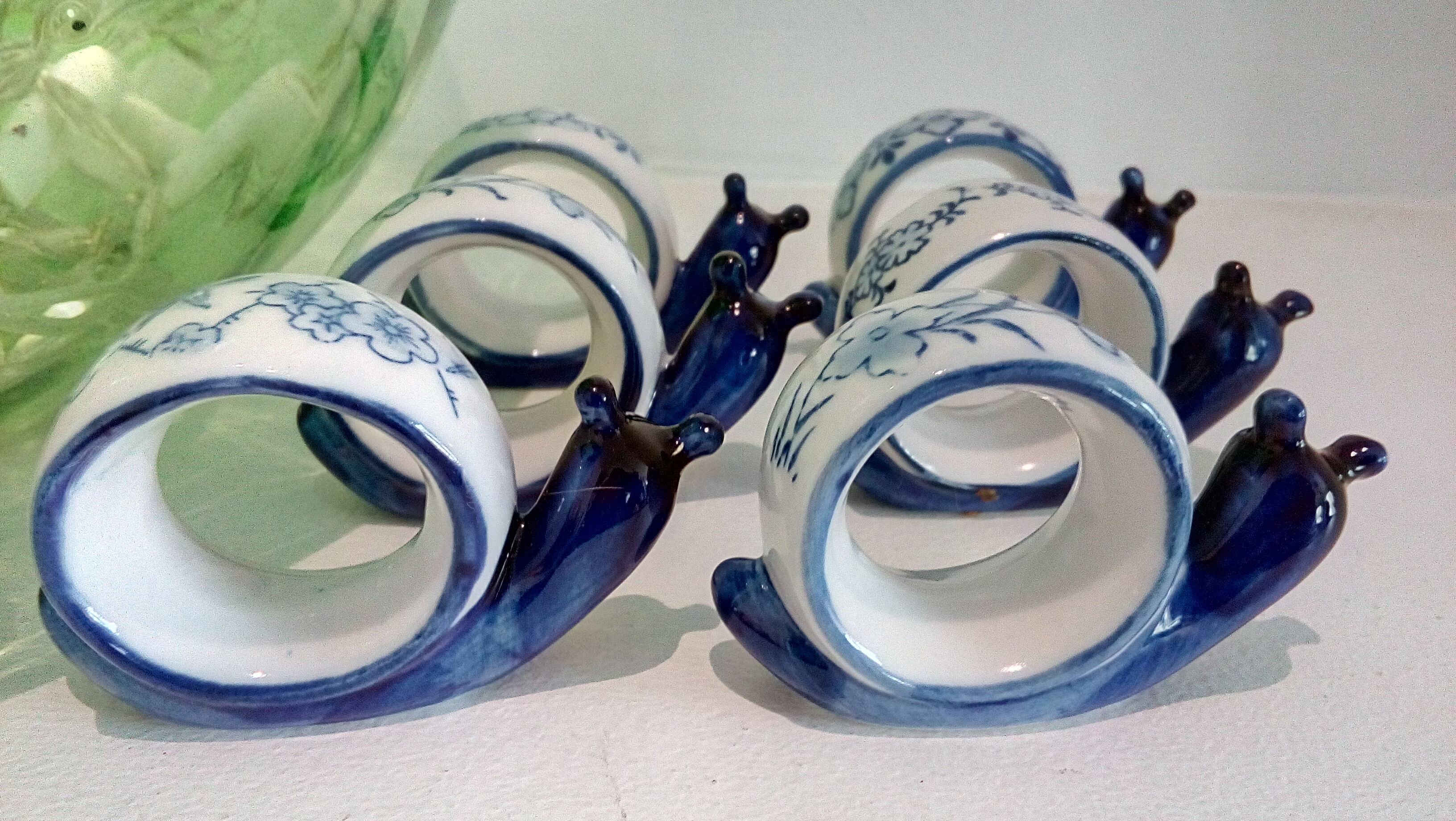 Set of 6 rounds of blue ceramic snail towel