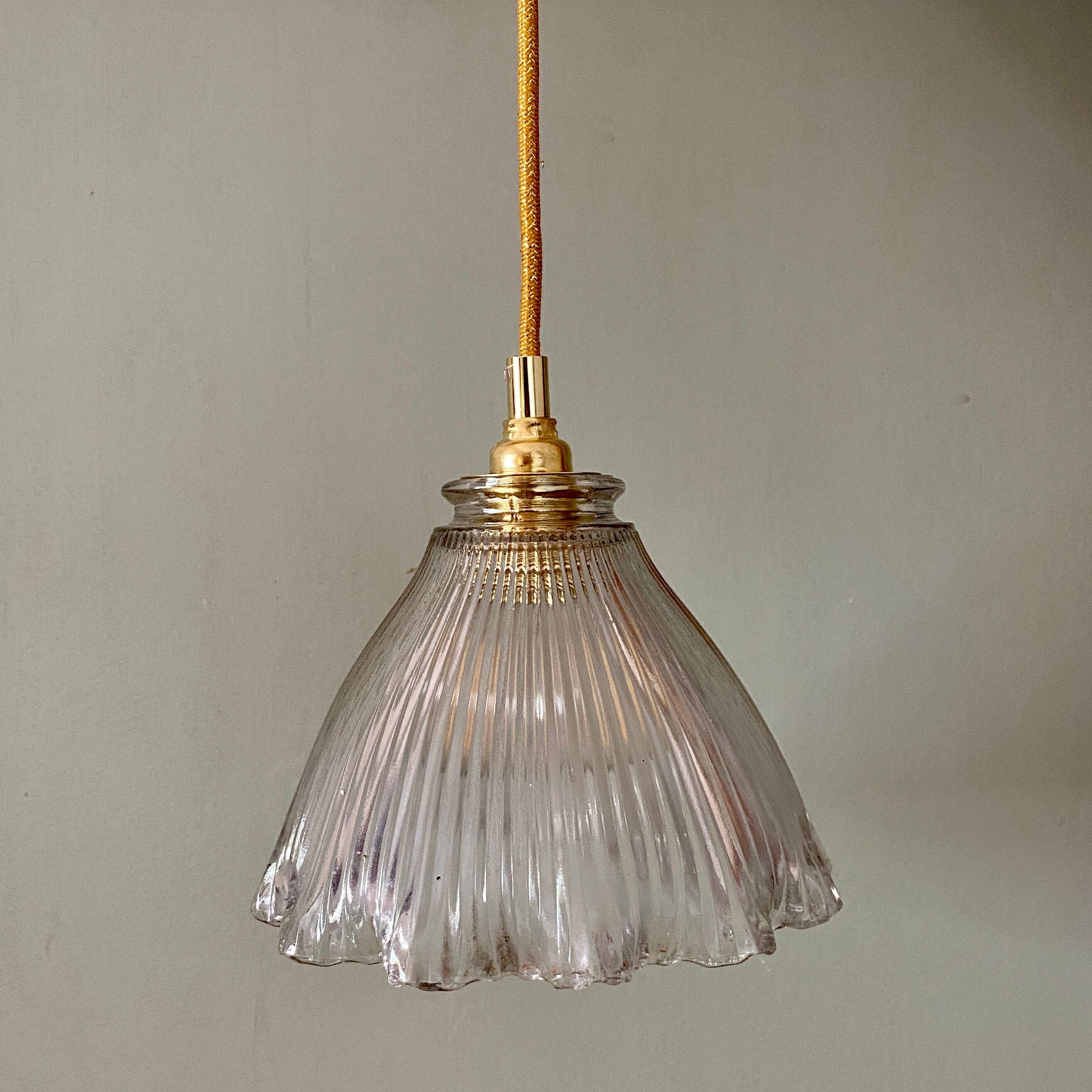 Suspension tulipe vintage en verre holophane (2)