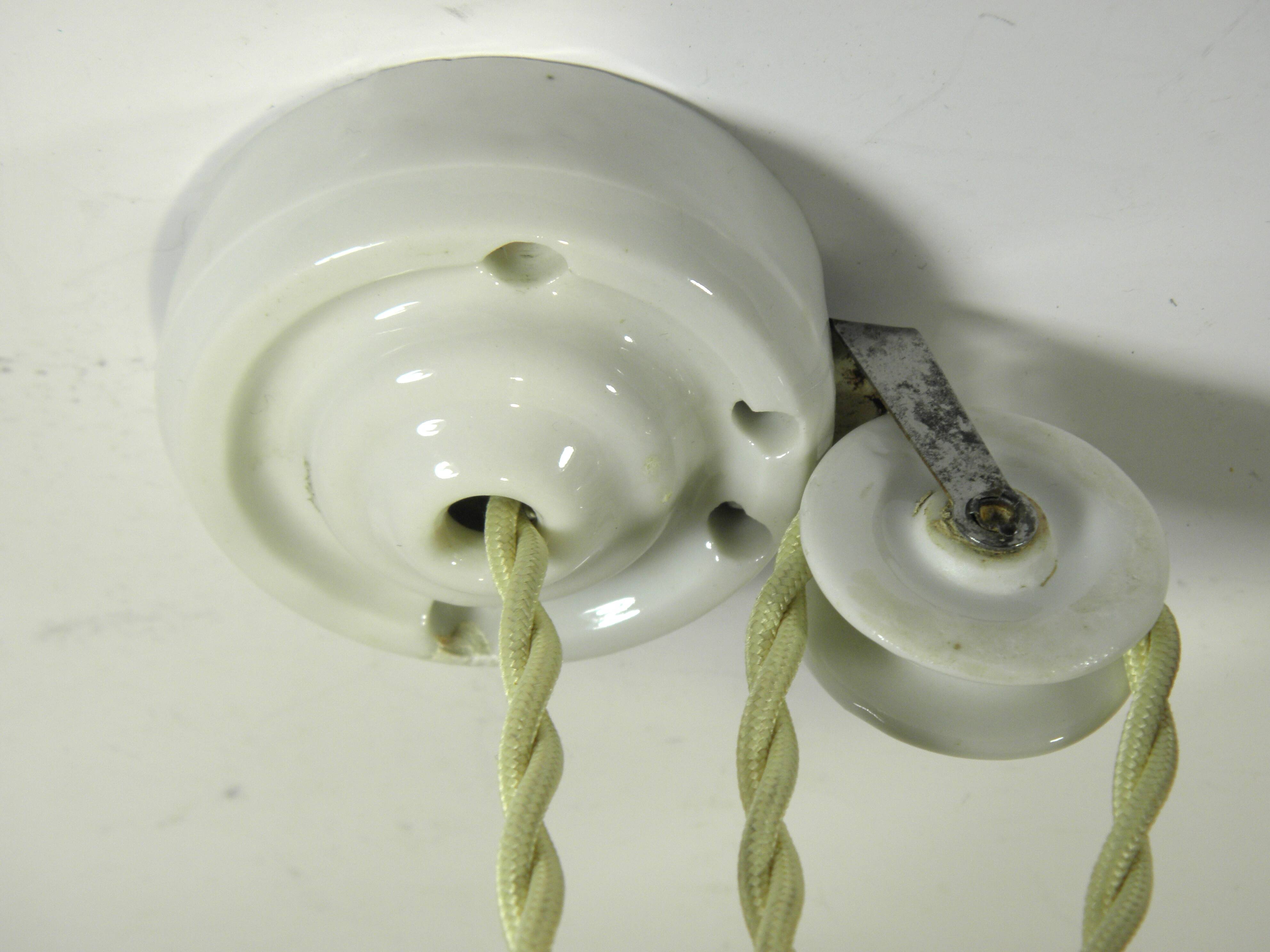 "Rise and fall" suspension in opaline and porcelain