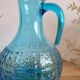 Carafe en verre moulé bleu