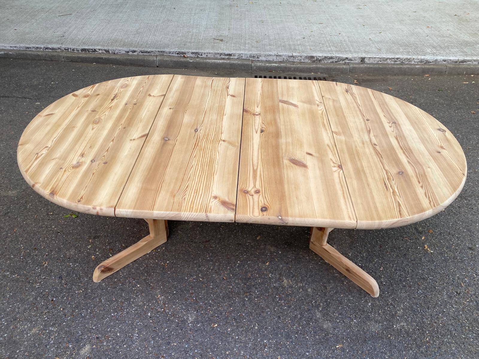 Table à manger ronde décapée extensible Rainer Daumiller Hirtshals Sawaerk