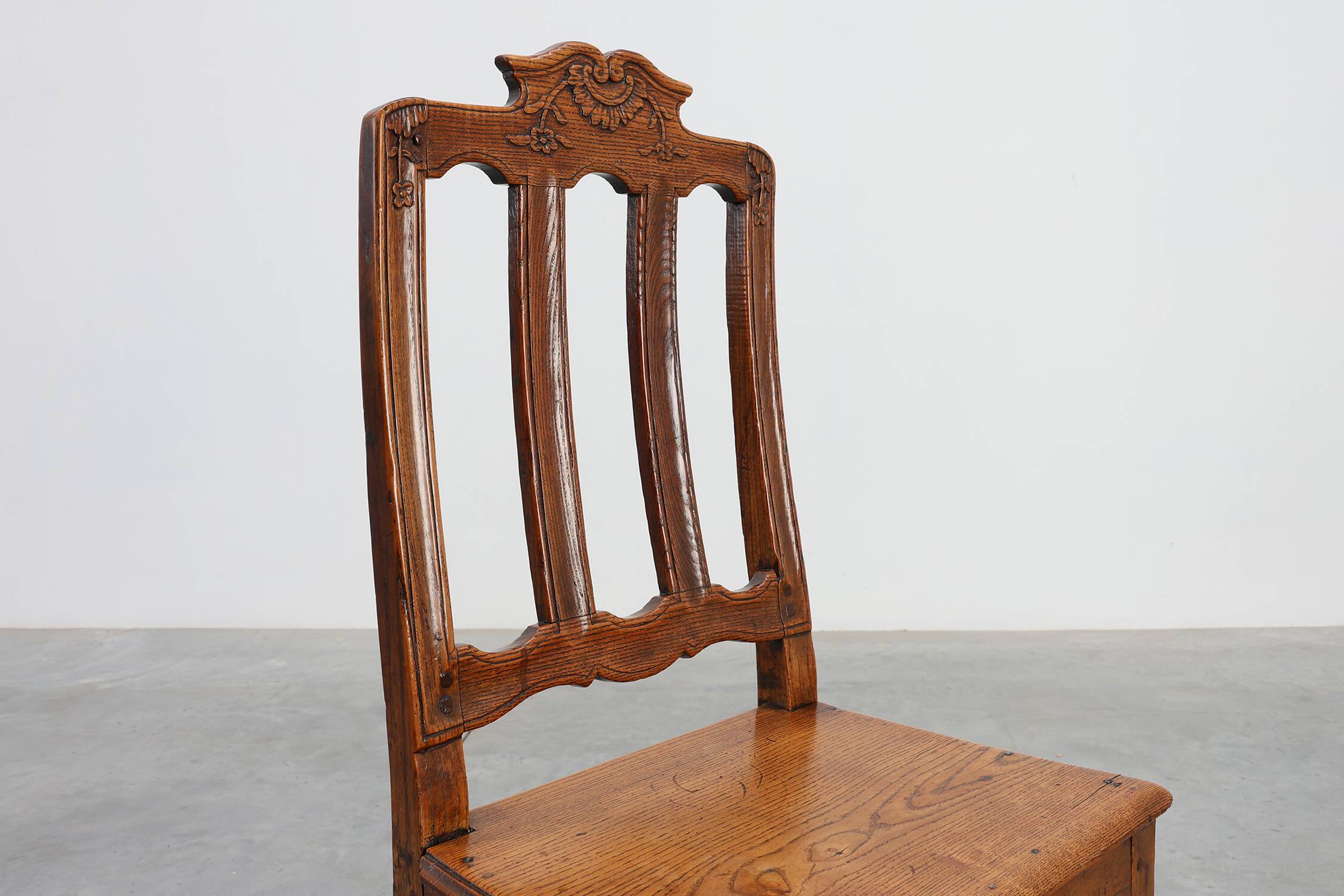 Chaise d'appoint en chêne sculpté, France, XVIIIe siècle