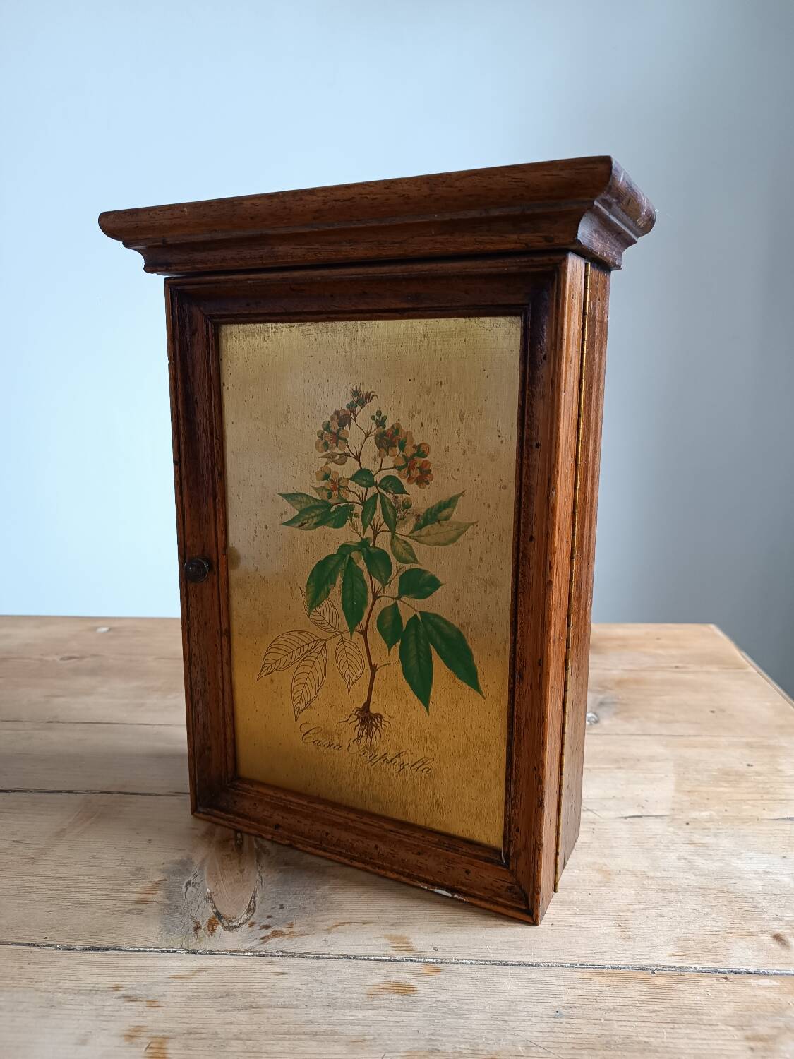 Key holder in wood and brass flower illustration