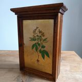 Key holder in wood and brass flower illustration