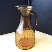 Carafe à eau , pichet vintage en verre ambré