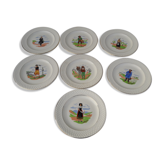 Série de 7 assiettes  à dessert costumes de France  Faïence de Gien Diam 19,8 cm