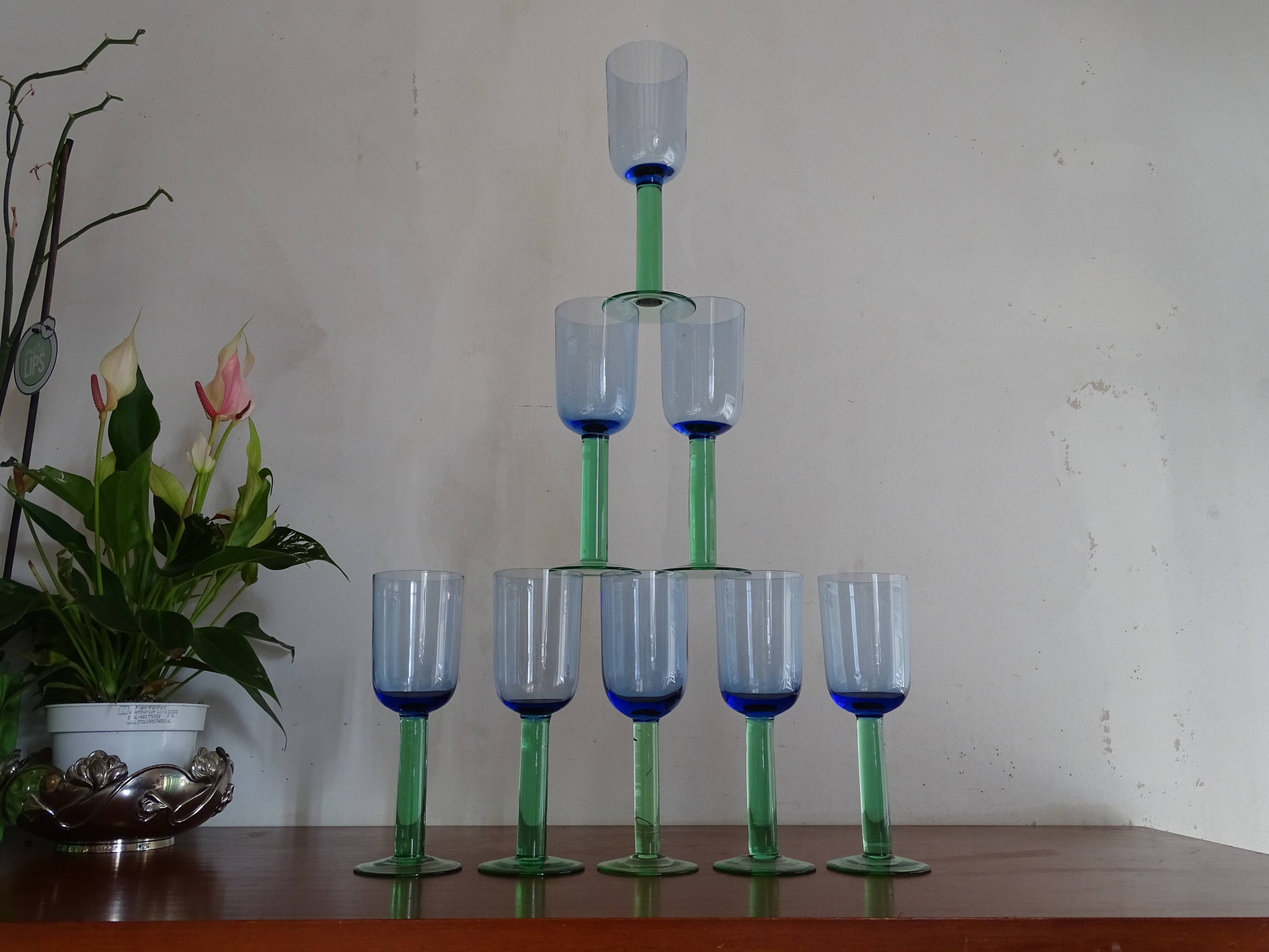 8 glasses with Murano feet vintage blown glass