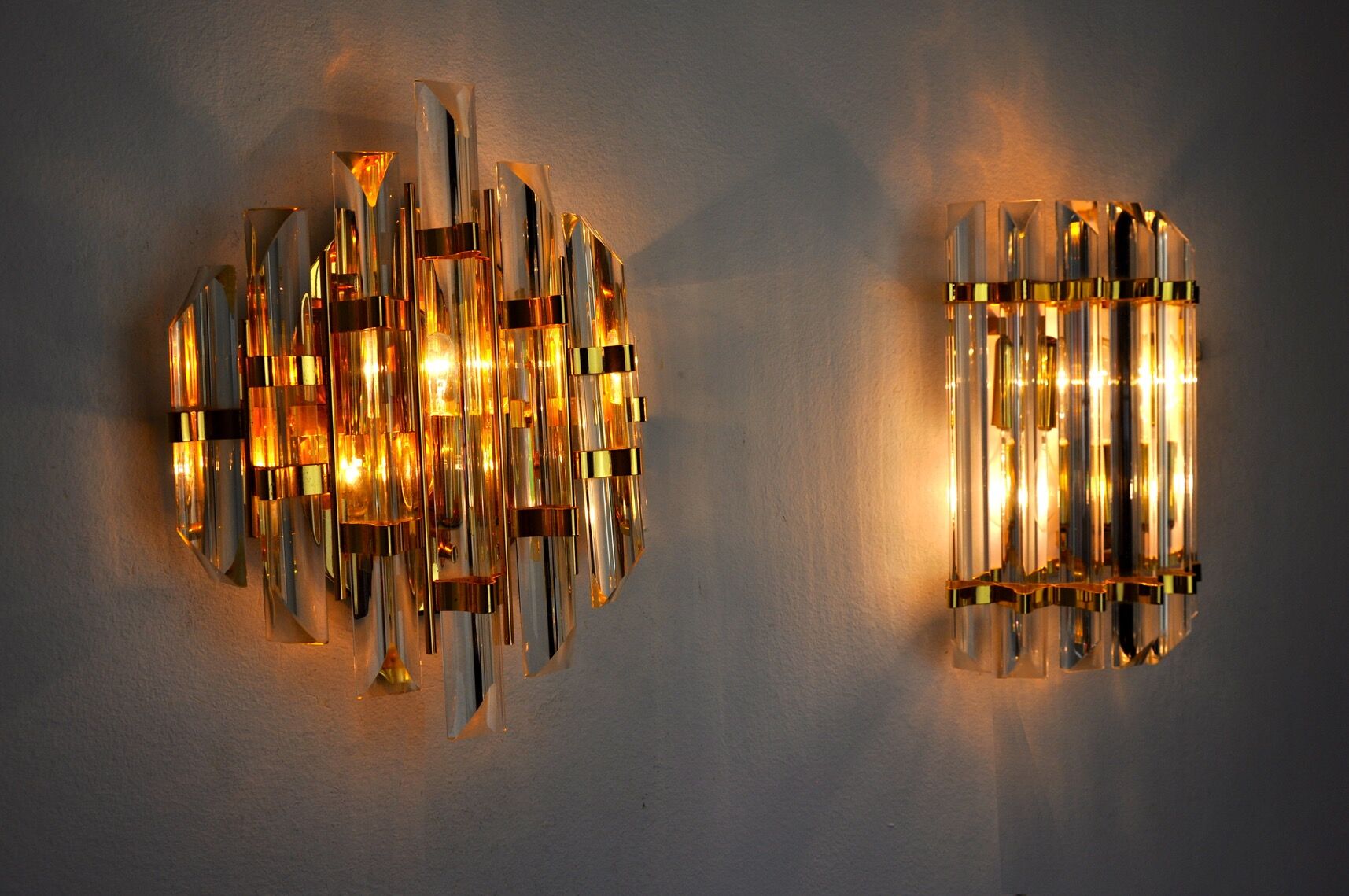 Duo of venini wall lamps, Murano, cut glass, Italy, 1970