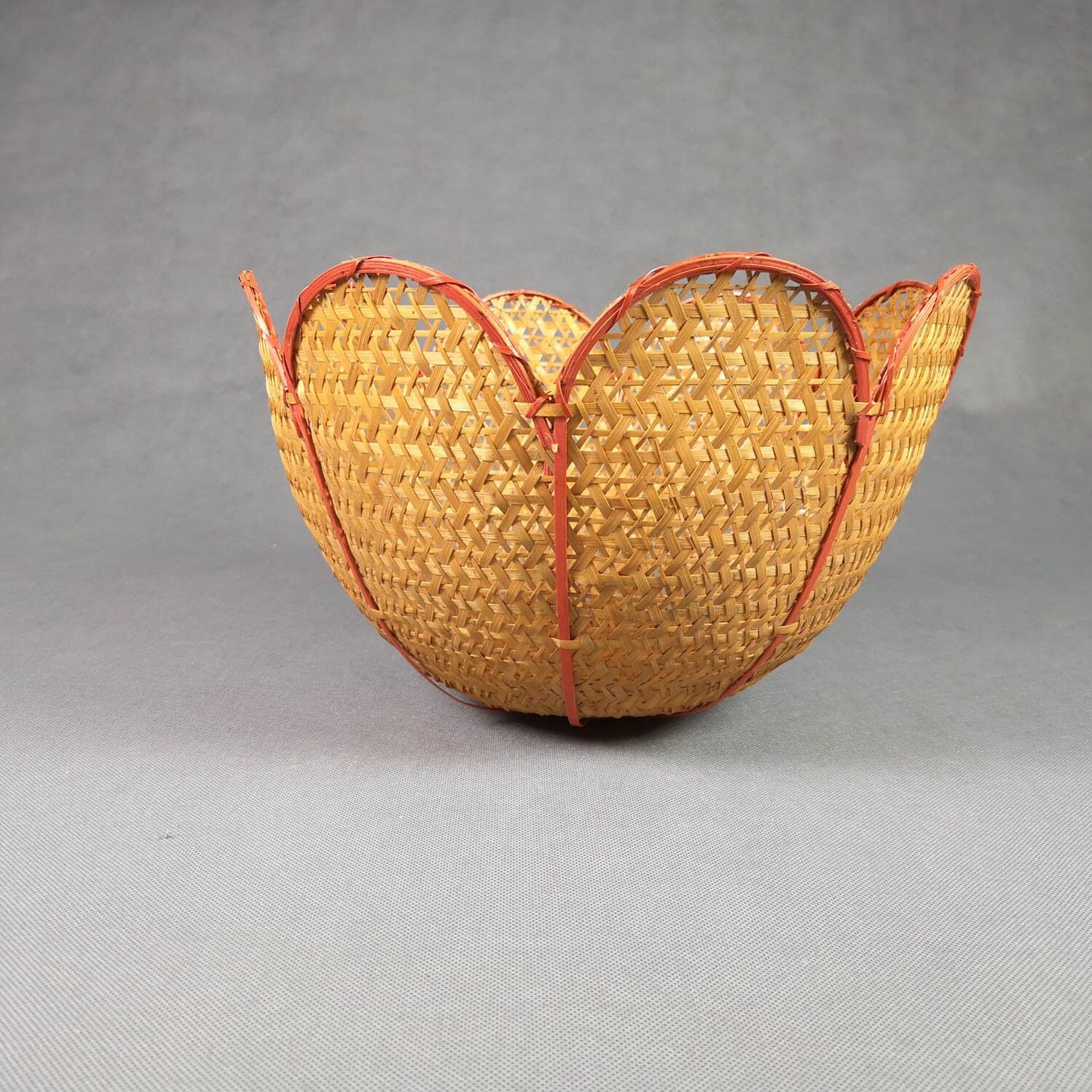 Vintage flower pendant lamp in braided and openwork rattan - Red edge