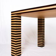 Table à manger en bois style Memphis, Italie