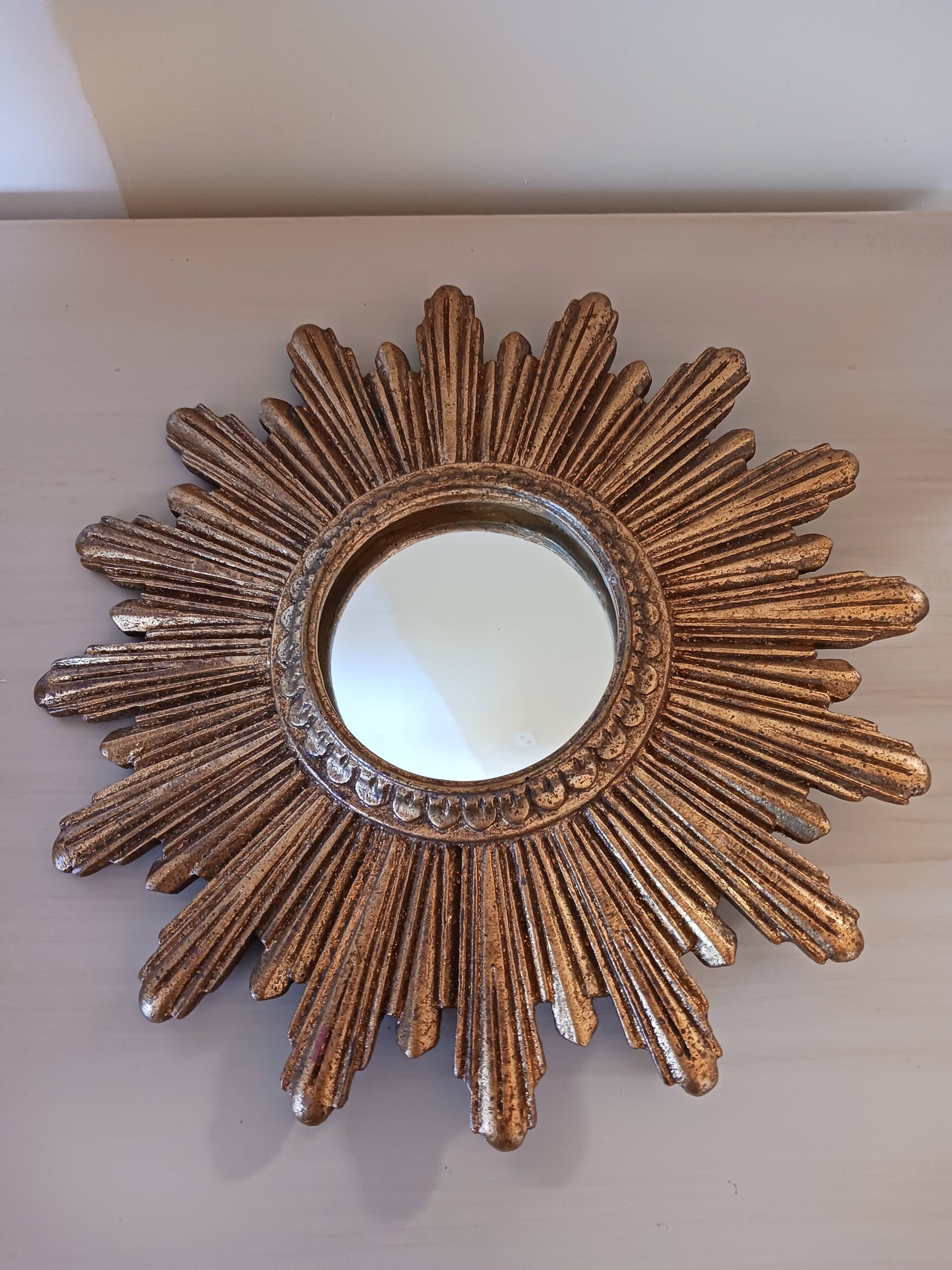 Miroir soleil vintage , en bois doré .
