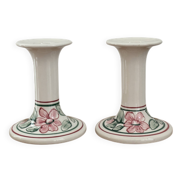 Paire de bougeoirs en porcelaine anglaise peinte à la main