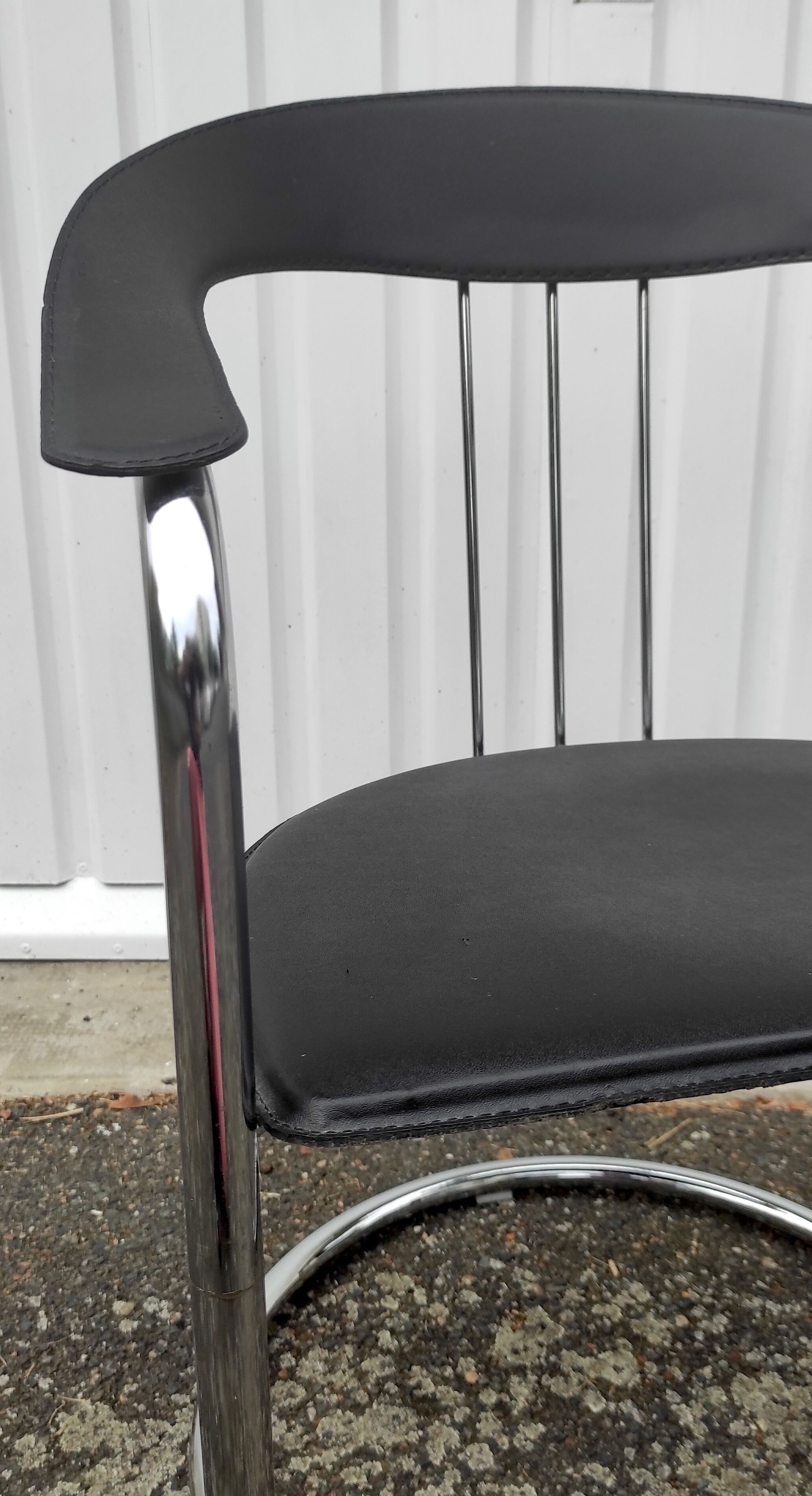 Chrome metal chair and Bauhaus style leather – 70s/80s