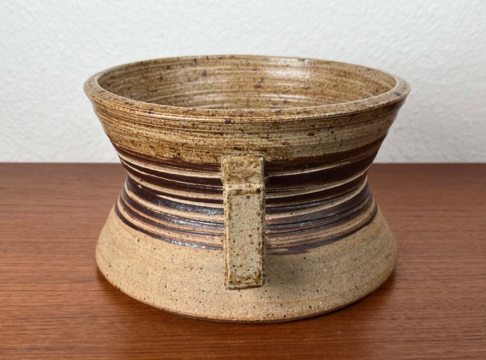 Bol de poterie d'atelier danois moderne du milieu du siècle par Tue Poulsen pour Tue Keramik, années 1960
