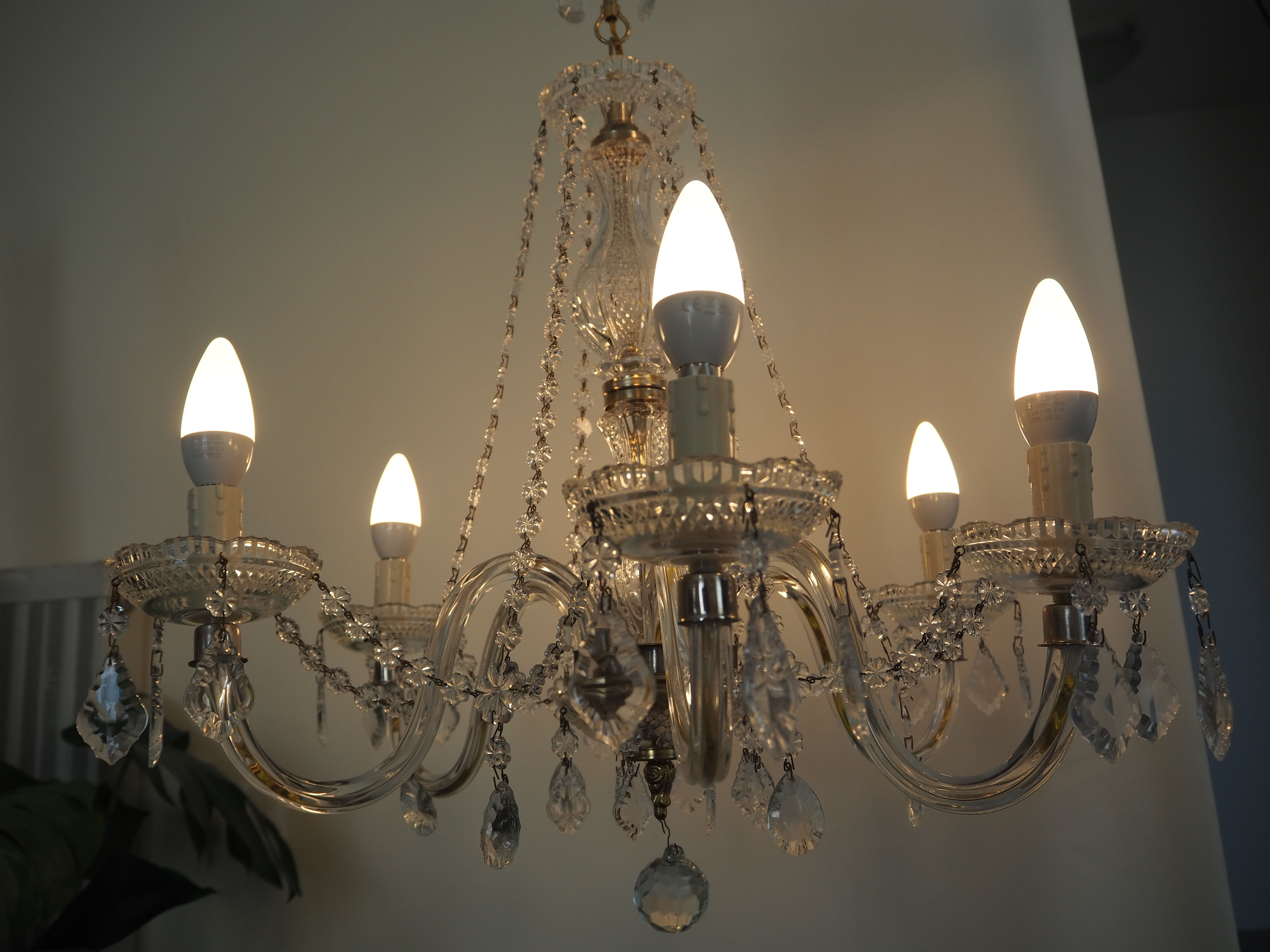 6-light chandelier with tassels