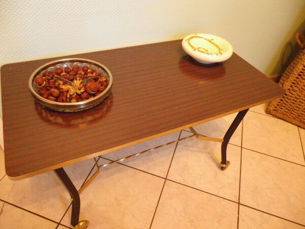 Table d'appoint sur roulettes, dessus formica, métal doré et noir