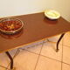 Table d'appoint sur roulettes, dessus formica, métal doré et noir