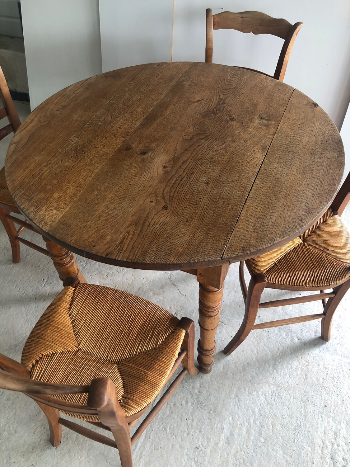 Round wooden table (4/6 people) with 4 straw chairs