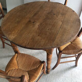 Round wooden table (4/6 people) with 4 straw chairs