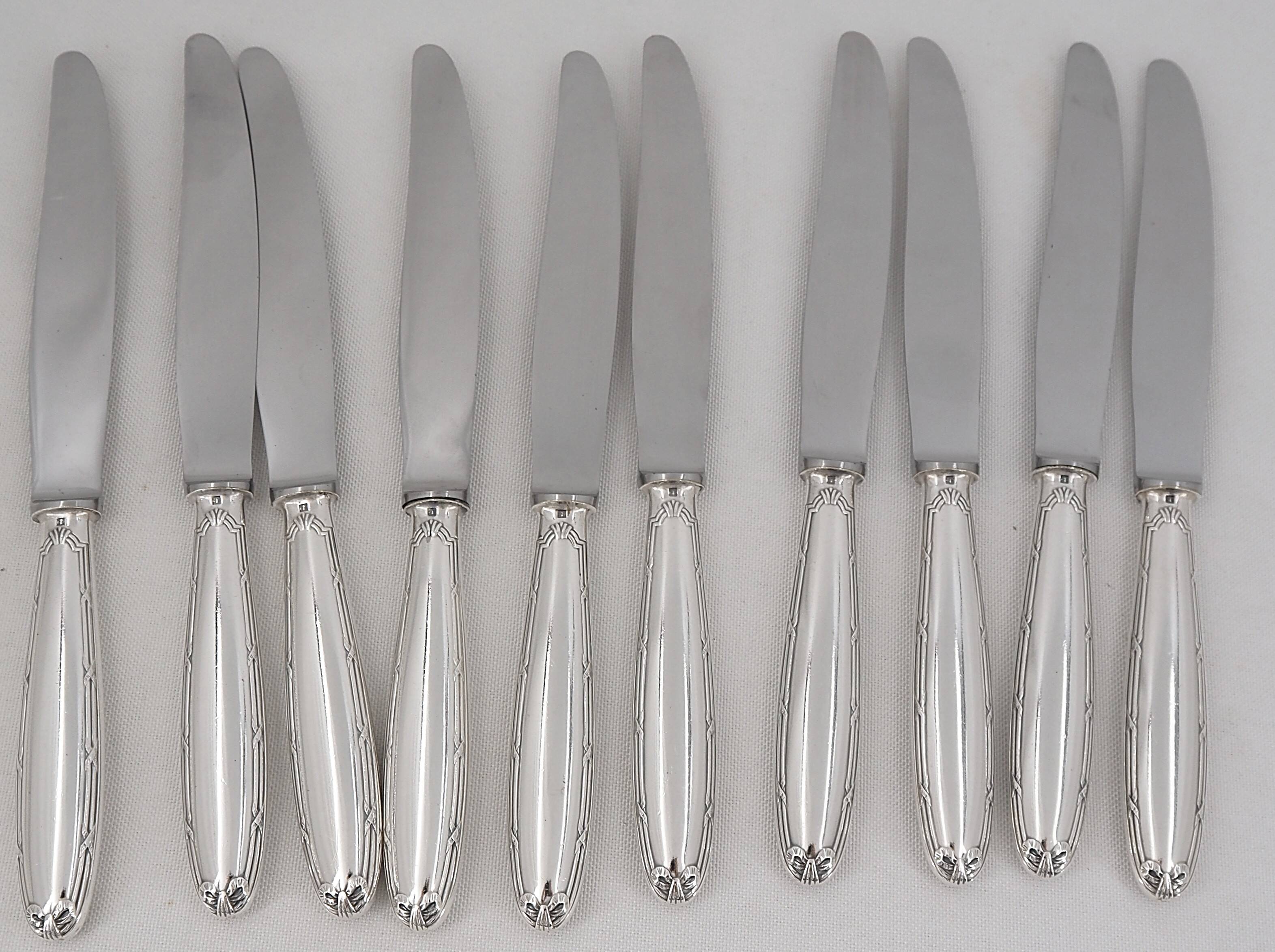 Christofle Rubans, 10 silver-plated table knives, in excellent condition.