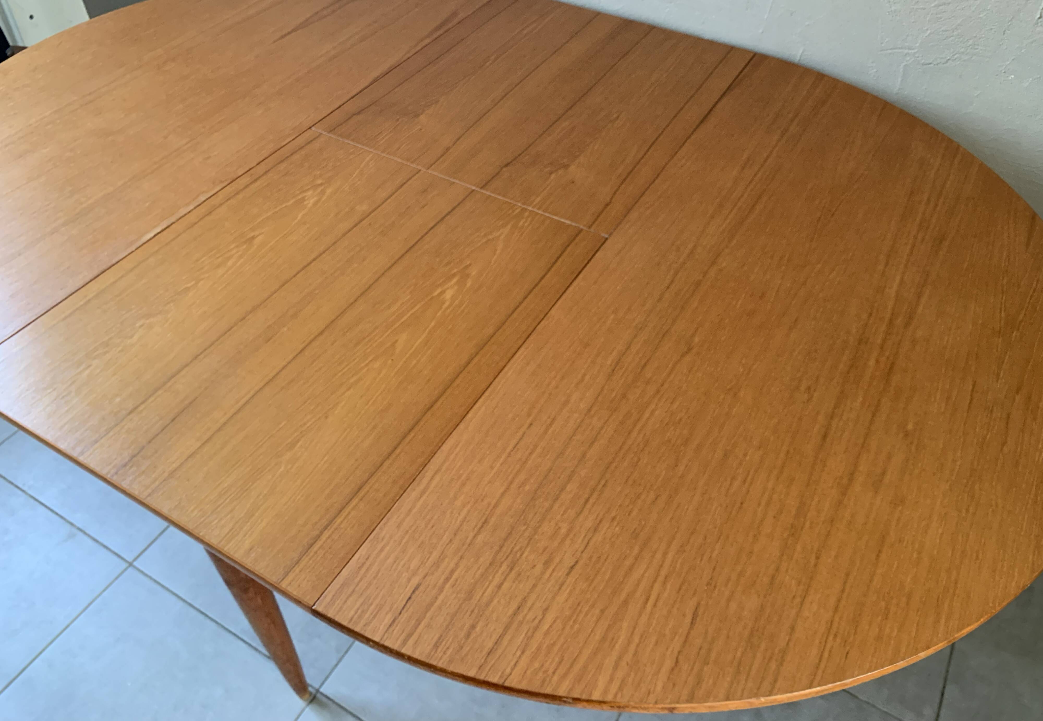 Vintage scandinavian table from the 60s extendable with butterfly extension