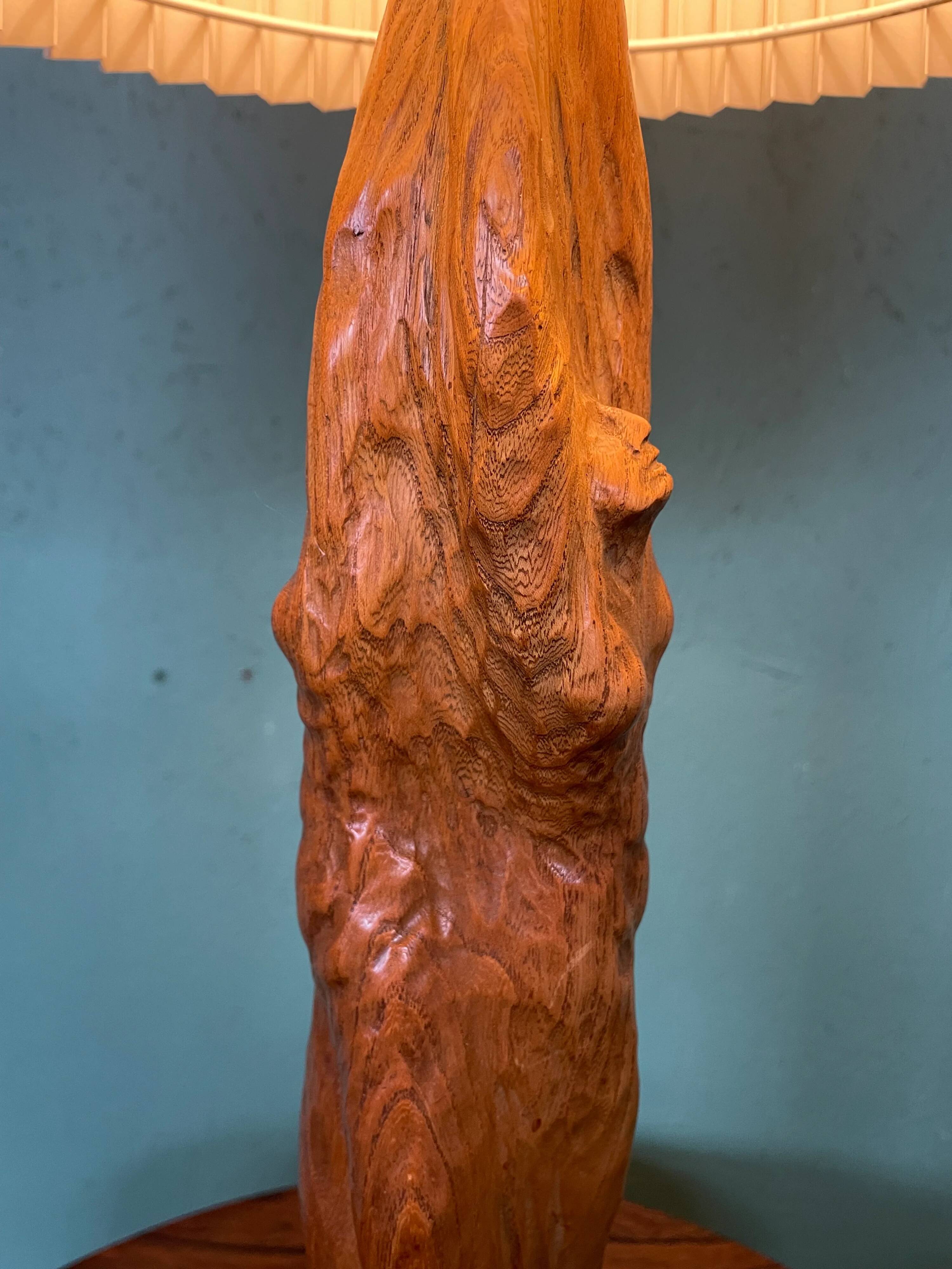 Pied de lampe de table en chêne sculpté frappante et grande (75 cm) attribuée à un sculpteur scandinave.