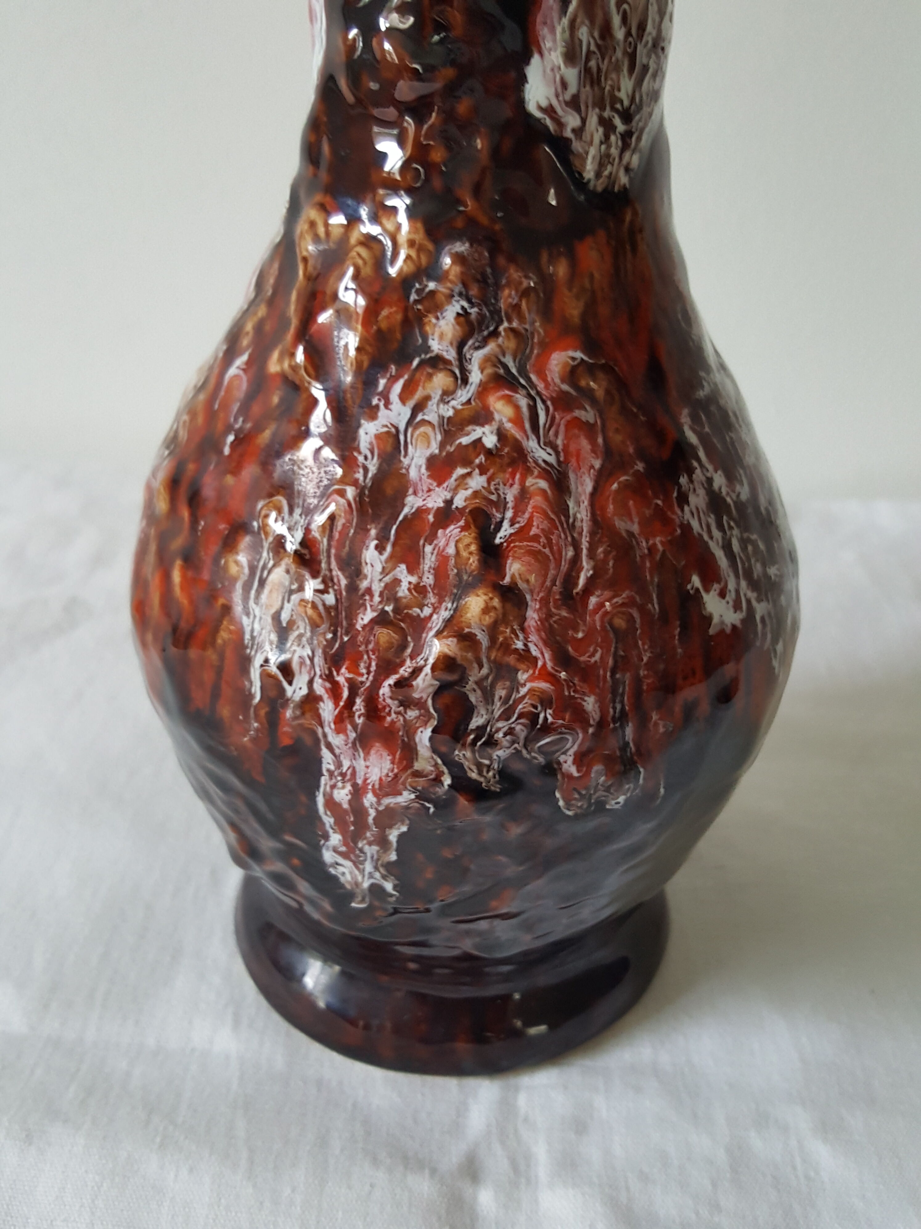 Vase en céramique orange marron avec coulures en relief