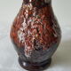 Vase en céramique orange marron avec coulures en relief